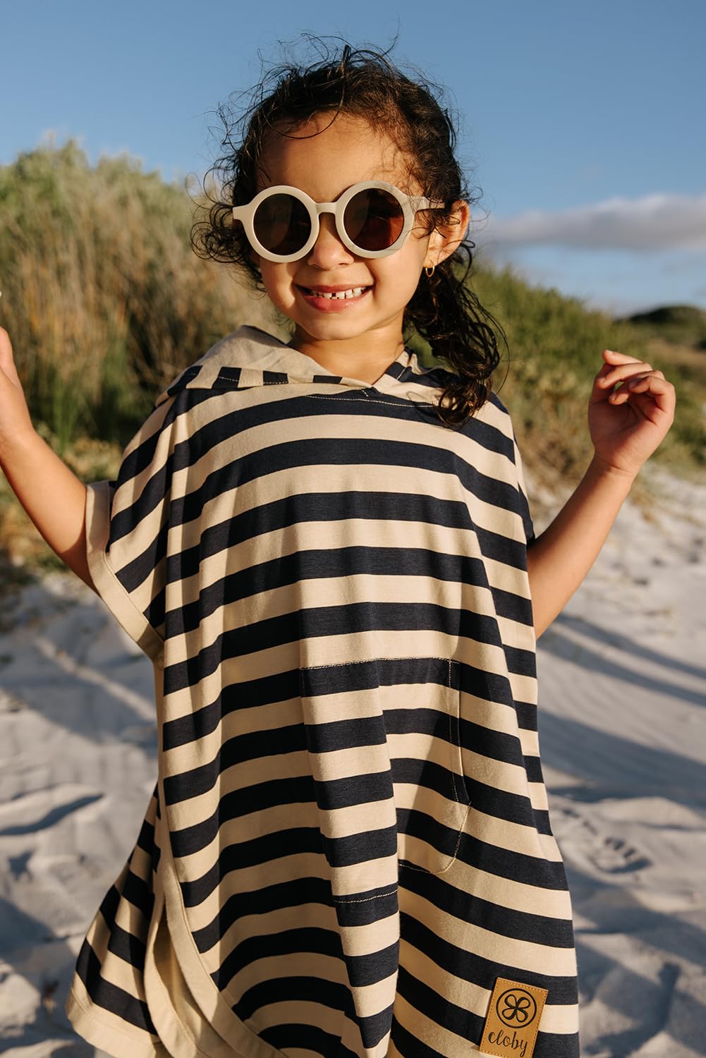 Cloby Badeponcho mit Kapuze - mit UV-Schutz (UPF 50+) - UV-Poncho - Kapuzenhandtuch für Kleinkinder - Navy/Sandy Stripe - blau/beige (1-3 Jahre)