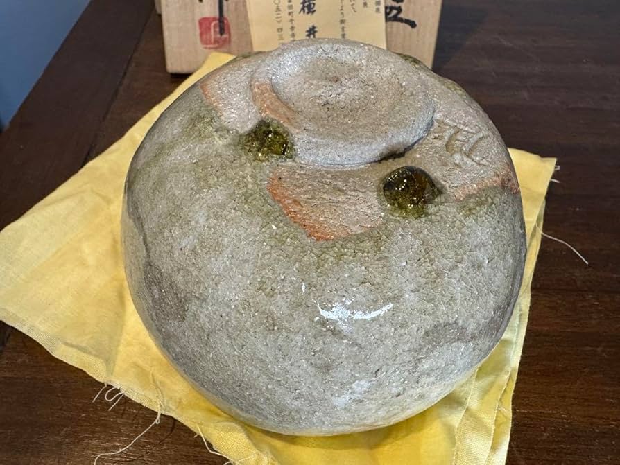 横井庄一作　灰釉茶碗　共箱 横井庄一作 灰釉茶碗 共箱 - メルカリ