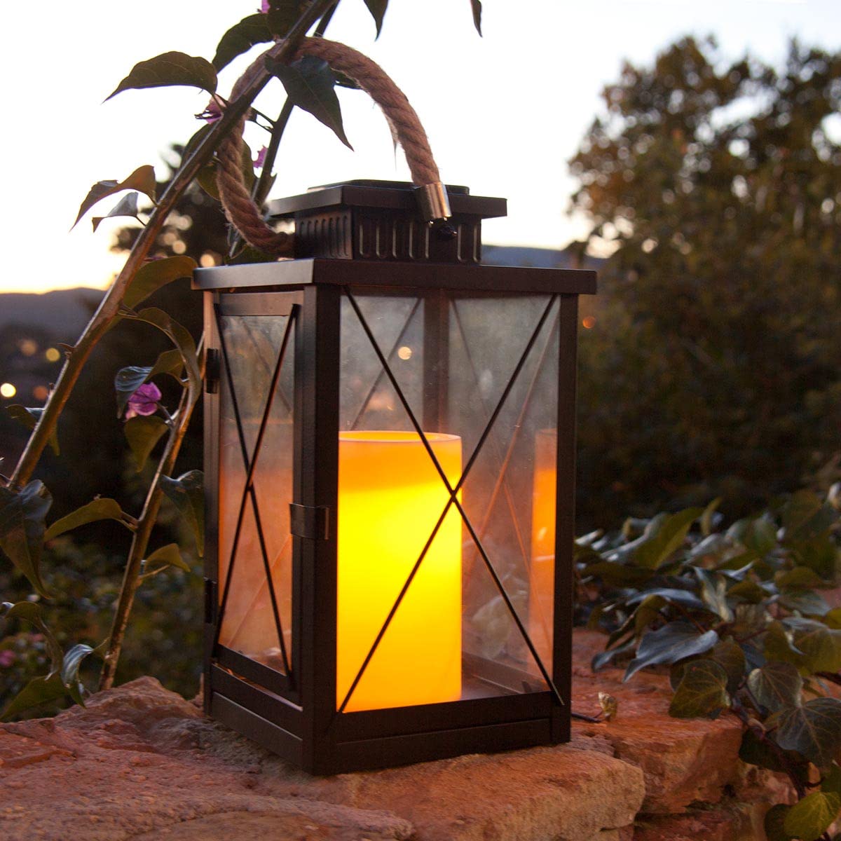 Lumisky Dekorative Solar-Kerzenlampe mit Seilgriff im Kerzeneffekt warmweiße LED-Kerze FIREFLY H40cm