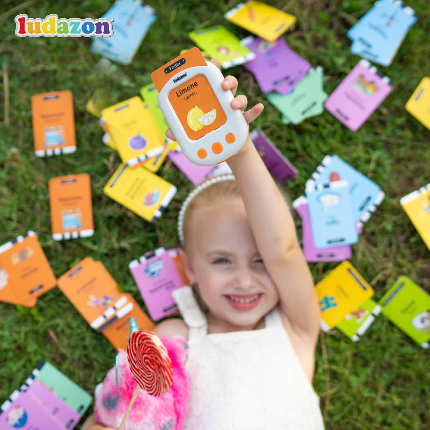 Carte Parlanti Montessori Italiano-Inglese, 224 Vocaboli e 18 Temi Educativi, Il Miglior Giocattolo per Imparare nuove parole in modo Divertente, Idea Regalo 2-6 Anni, Guarda il Video