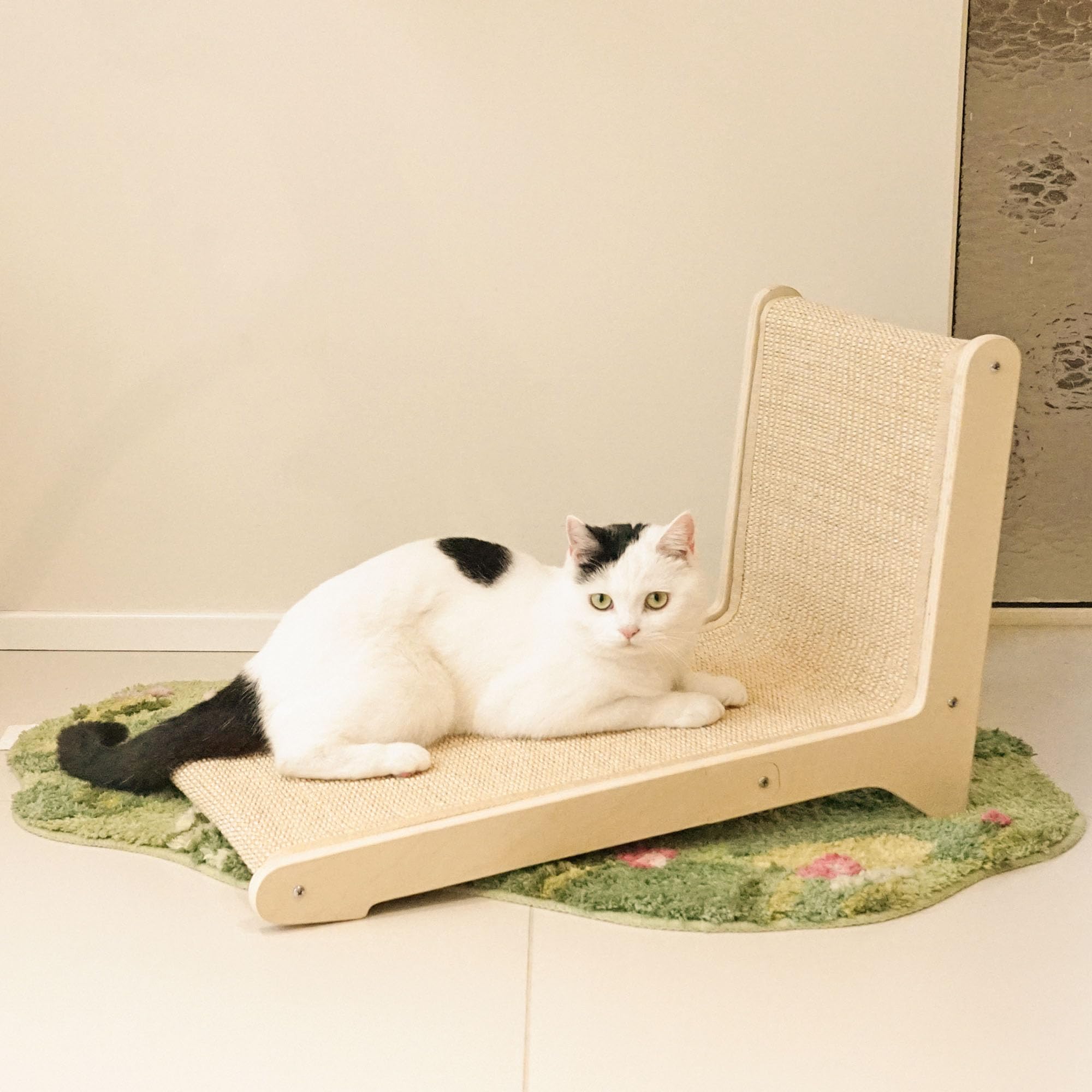 PETKARAY Griffoir Chat en sisal 105°, Forme L Robuste pour intérieur, Protection canapé et Meubles, Fixation Stable au Sol, avec Herbe à Chat Incluse