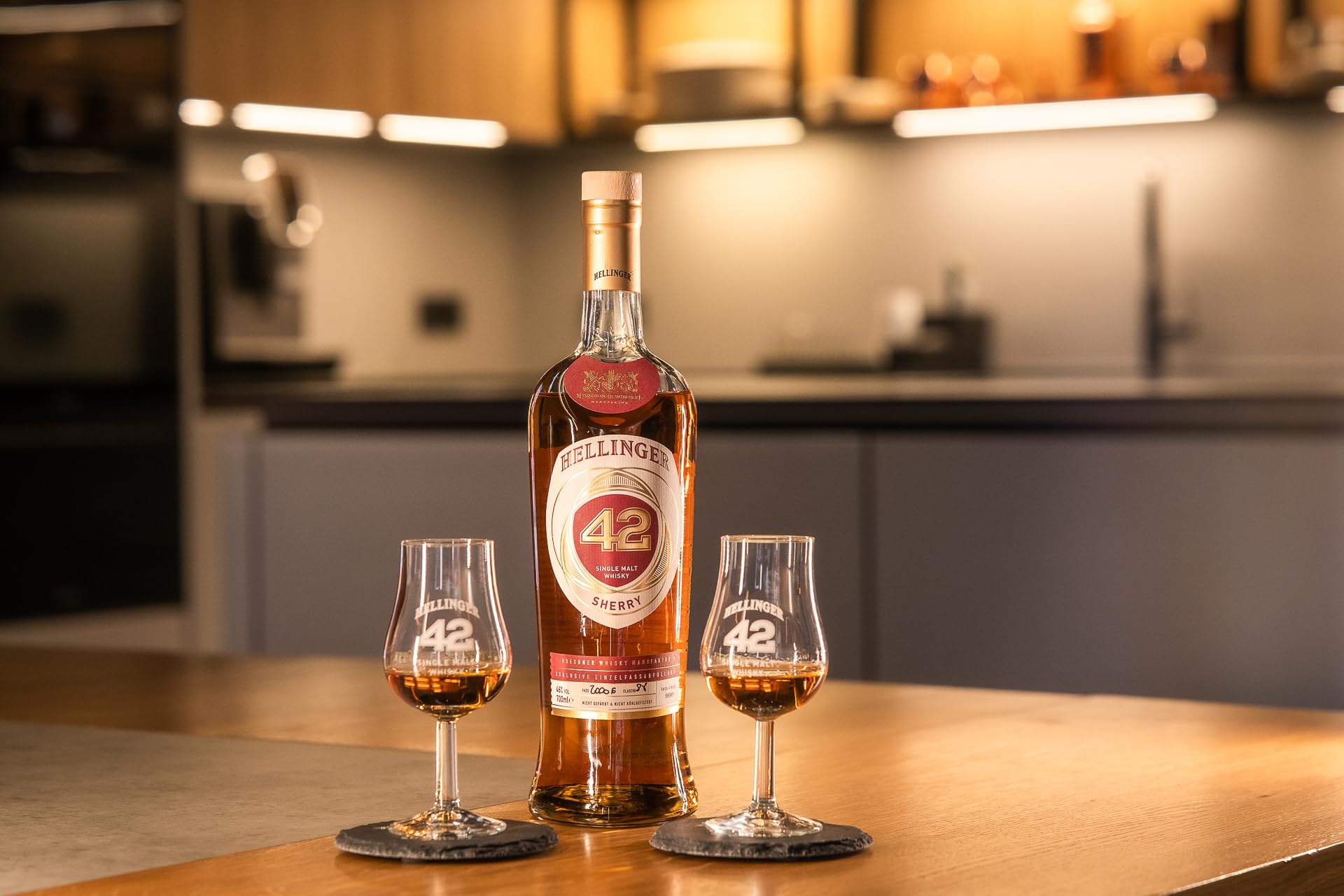 HELLINGER 42 Sherry - Sächsischer Single Malt Whisky - 46% Vol. Alkohol 700ml - Mit Noten von Vanille, Mandarine, Kaffee & Ingwer – Dresdner Whisky Manufaktur – Reifung im Bourbonfass & im Sherryfass