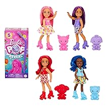 Barbie – Chelsea Pop Reveal Serie Frutta, bambola con 5 sorprese profumate ed effetto cambia colore, include un cucciolo interattivo e accessori, giocattolo per bambini, 3+ anni, HRK58
