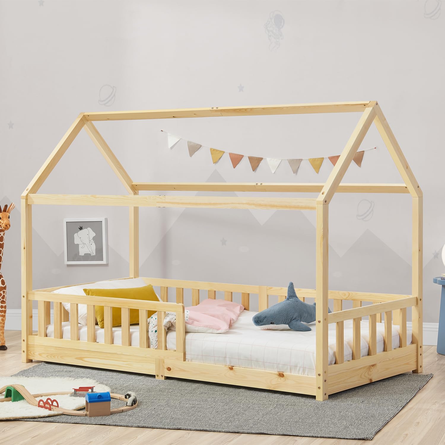 Juskys® Kinderbett Marli 90 x 200 cm mit Rausfallschutz, Lattenrost und Dach - Massivholz Hausbett für Kinder - Bett in Natur
