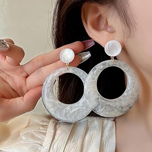 Vista 6 de Aretes de aro de acrílico blanco retro de los años 70, accesorios de los años 70 para mujer, joyería de los años 70, trajes de discoteca para mujer