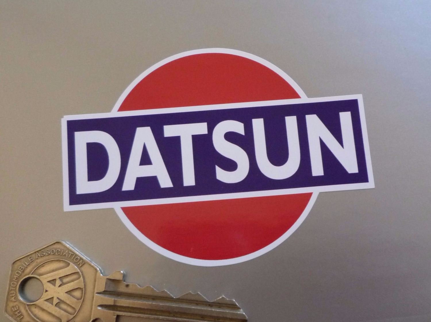 US.DATSUN メタルエンブレムとステッカーセット 貴重な物です ダットサン Datsun ステッカー 日産 ニッサン ロゴ 車 おしゃれ