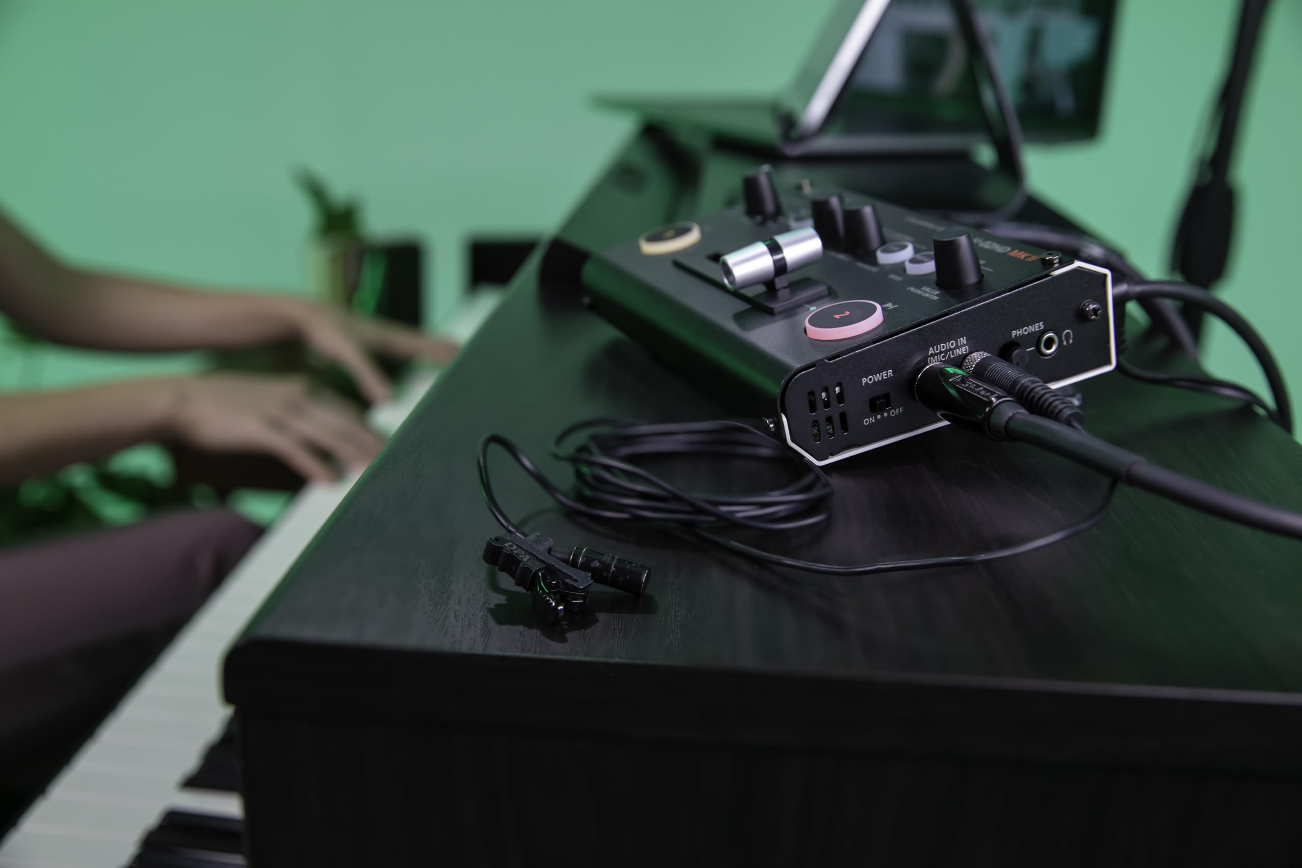 Roland V-02HD MK II – Streaming Video Mixer – La Soluzione Più Semplice al Mondo per il Livestreaming con Due Videocamere. Ideale per Didattica Online, Gamer