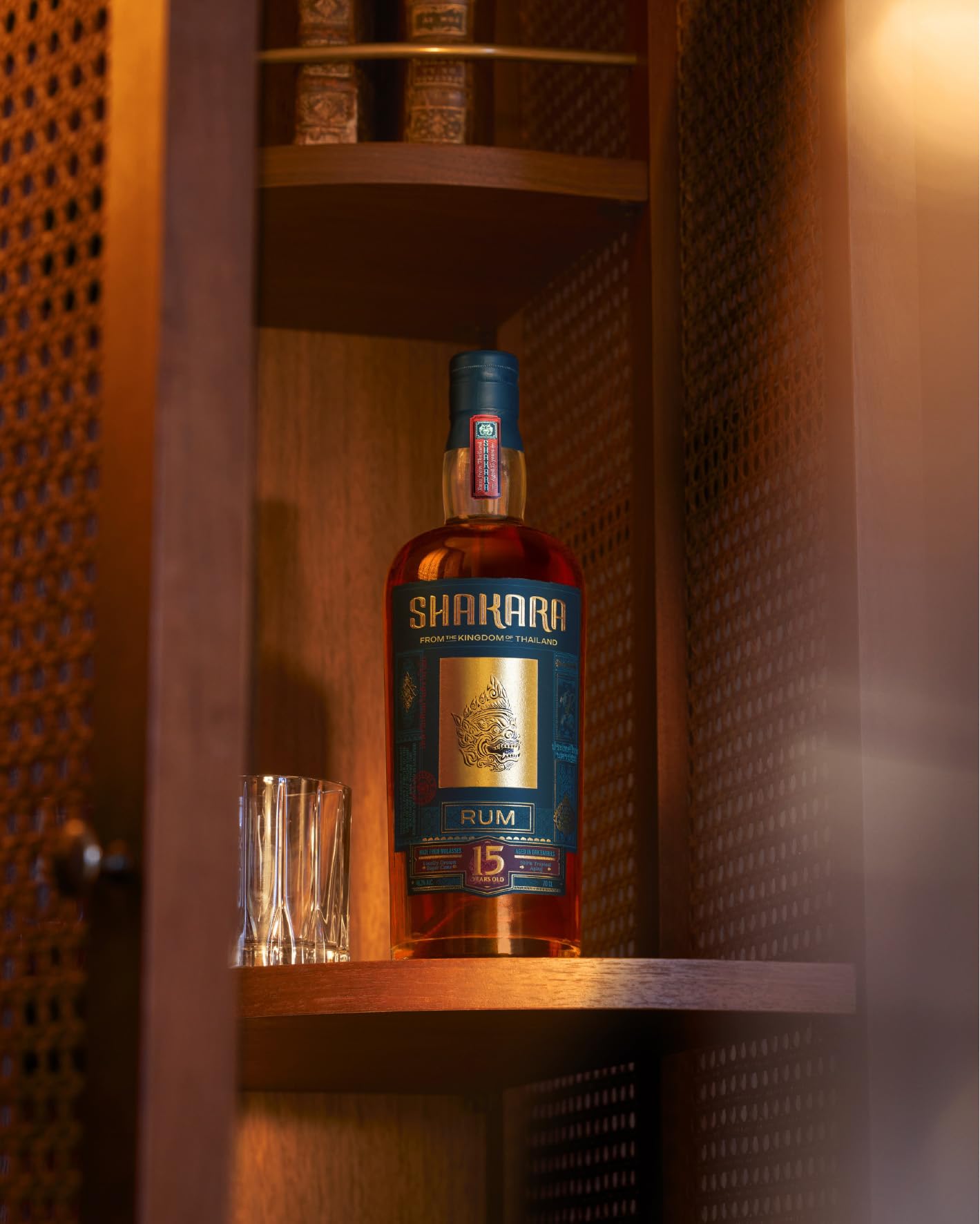 SHAKARA - 15 ans - Rhum Vieux - Origine : Caraïbes - Assemblage de rhums vieillis - Notes de Fruits Exotiques, Vanille, Caramel et Épices - 42% Alcool - 70 cl