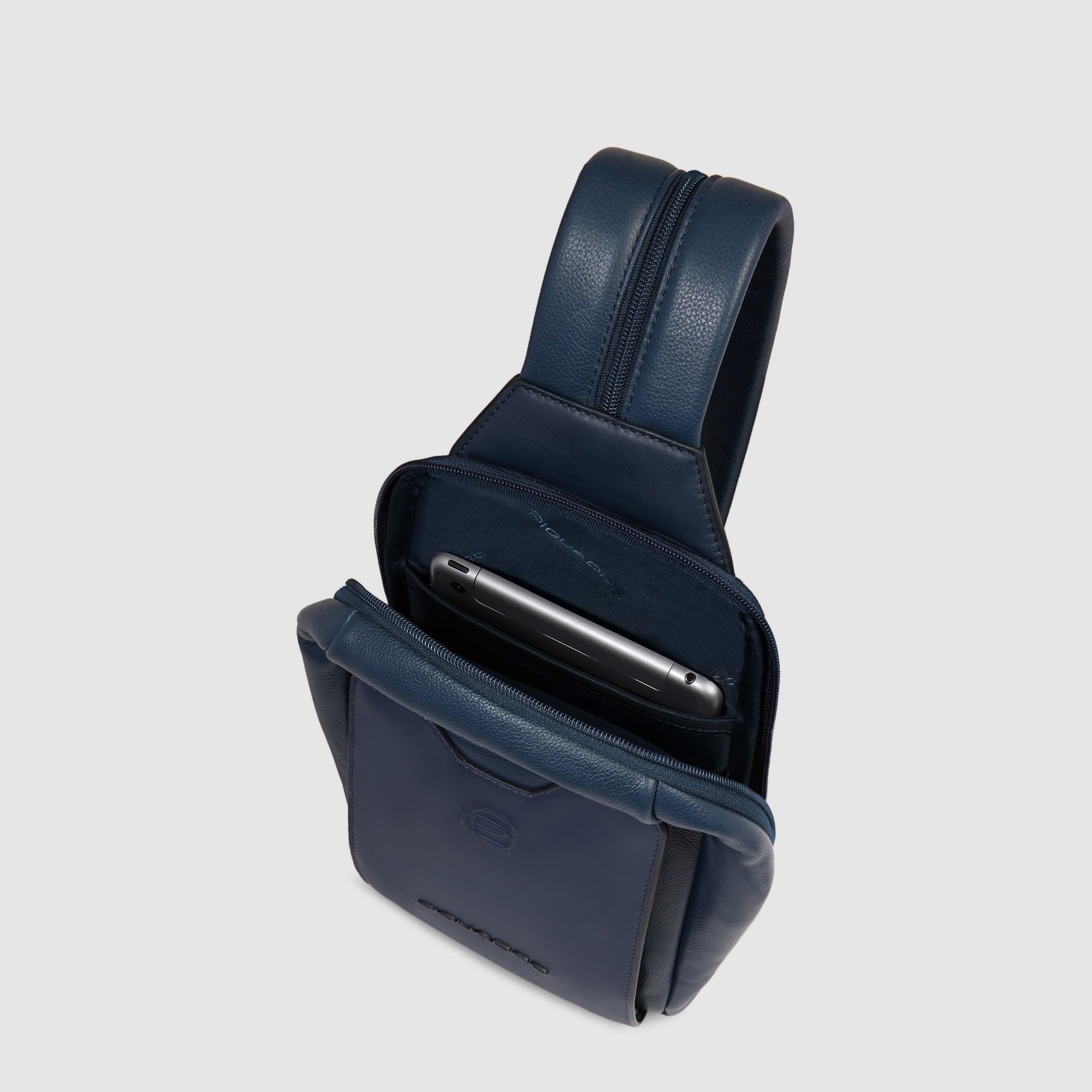 Piquadro – Mochila de un solo hombro para hombre – Compartimento compatible con iPadmini®, protección RFID, cuero fino – color azul
