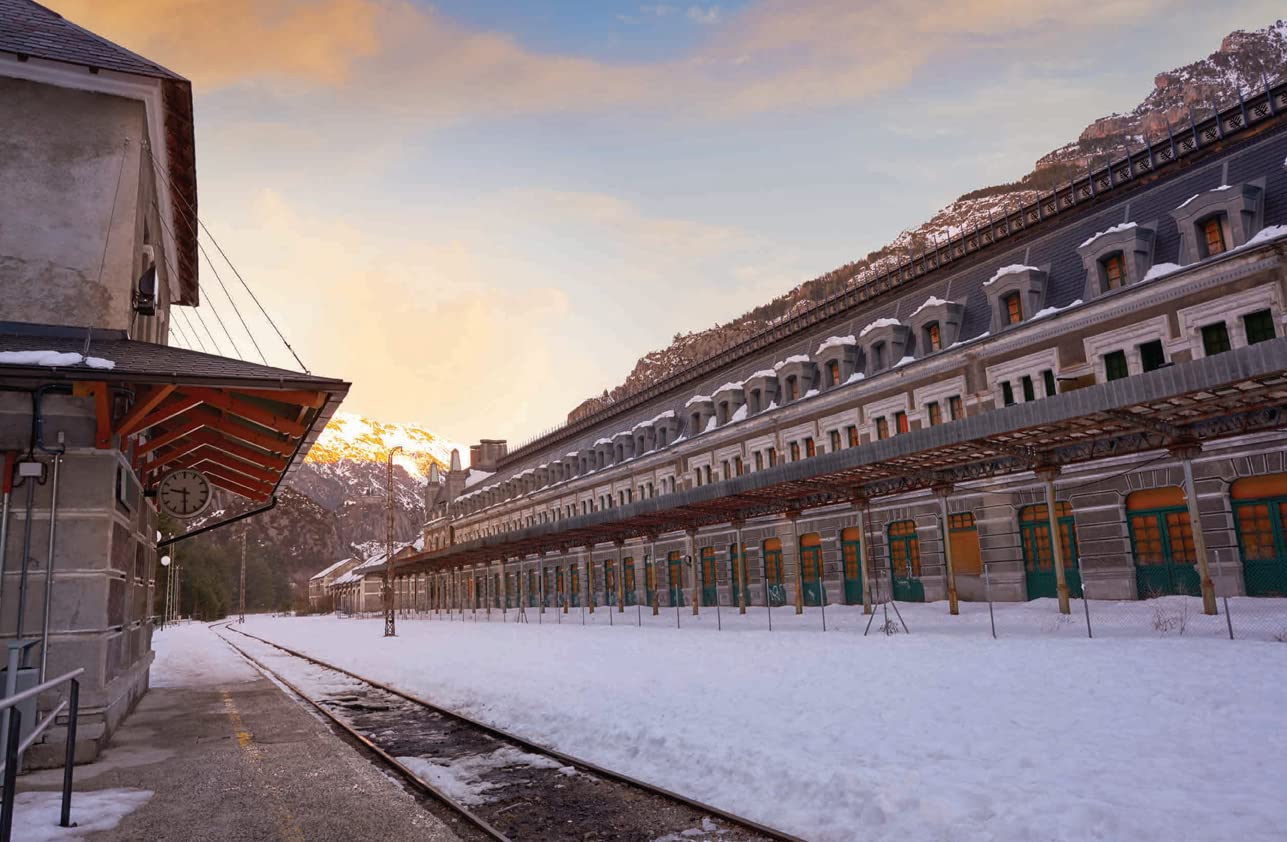 Abandoned Train Stations: Rail Stations, Yards, Signal Boxes and Track That the World Left Behind (Abandoned Places)