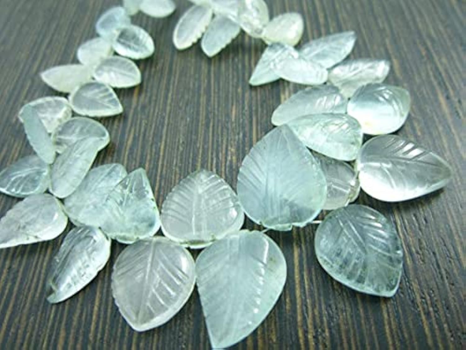 Aigue-marine milky en perles feuilles pour créer vos bijoux d'été d'inspiration marine