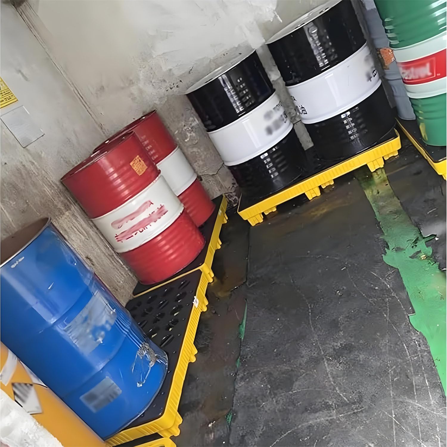 Bac de protection anti-fuites industriel - Palette modulaire de rétention des déversements - Plateforme étanche en plastique pour fûts, idéale pour le stockage sécurisé de produits chimiques