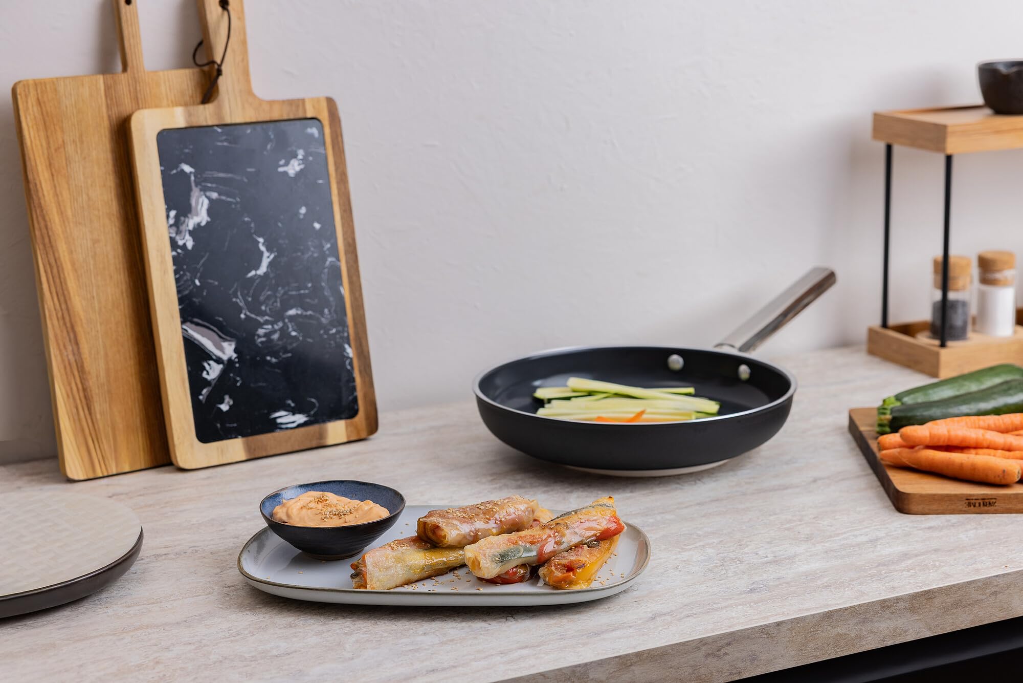Smeg, Poêle antiadhésive FPF2002BLM, diamètre 20 cm, revêtement céramique sans PFAS, manche en acier inoxydable, pour tous les plans de cuisson, jusqu'à 250° au four, capacité 1,5 L, noir mat