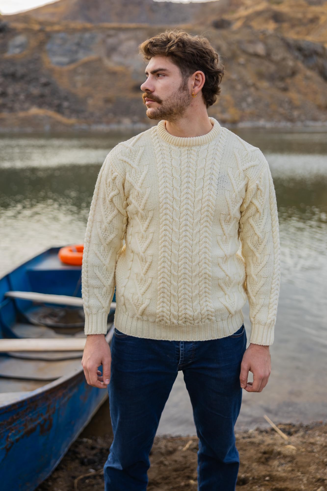 SAOL Traditioneller Herren Aran Pullover mit Rundhalsausschnitt aus 100% Merinowolle Strickjacke, in Natur/Holzkohle/Armeegrün