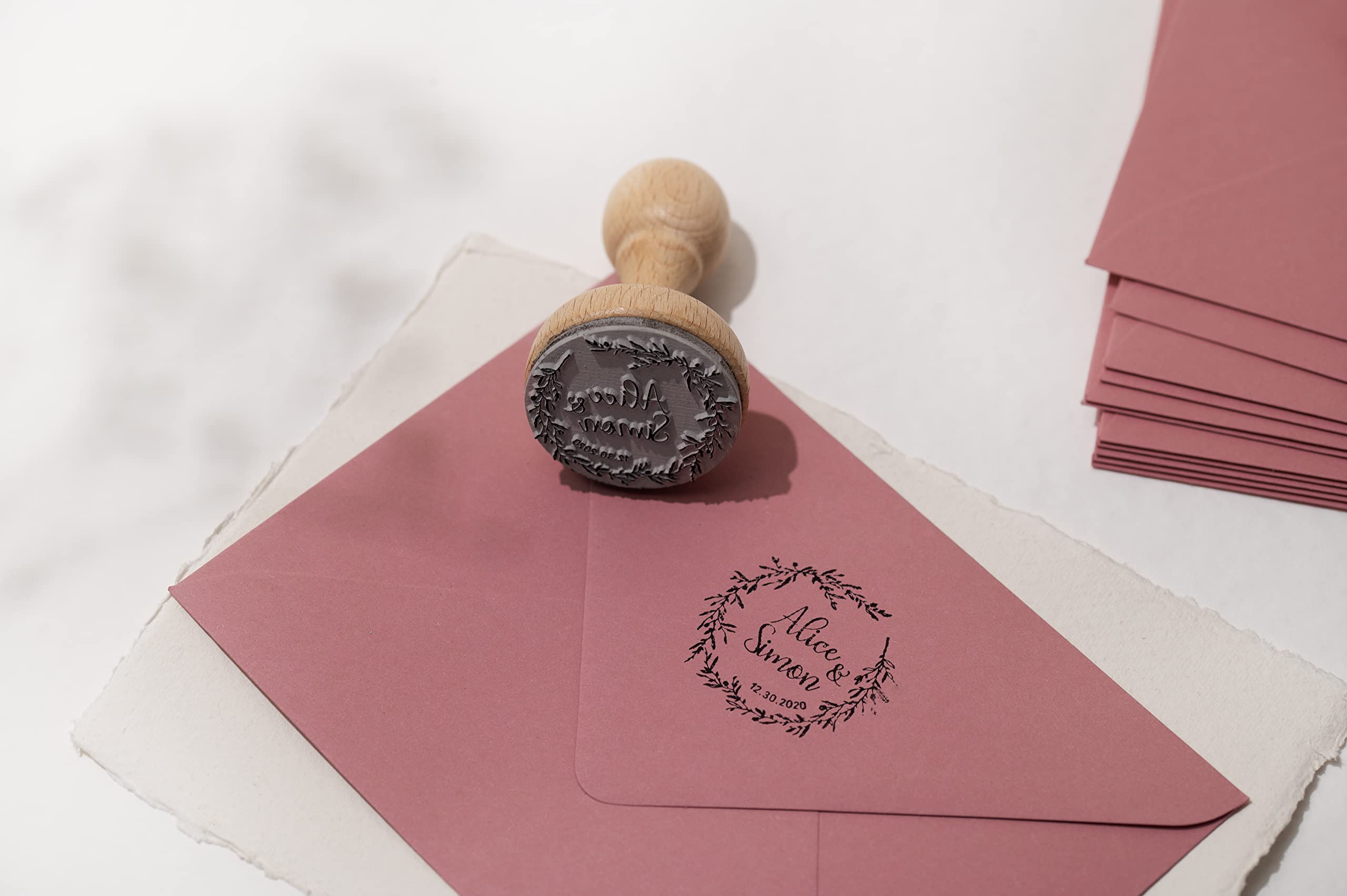 Stamp by Me | Sello Personalizado para Boda | 12 Diseños Exclusivos | Sello de Madera | Ideal para Sobres e Invitaciones de Boda | Con Tampón de Tinta | Nombres y Fecha | Corona de Flores Circular