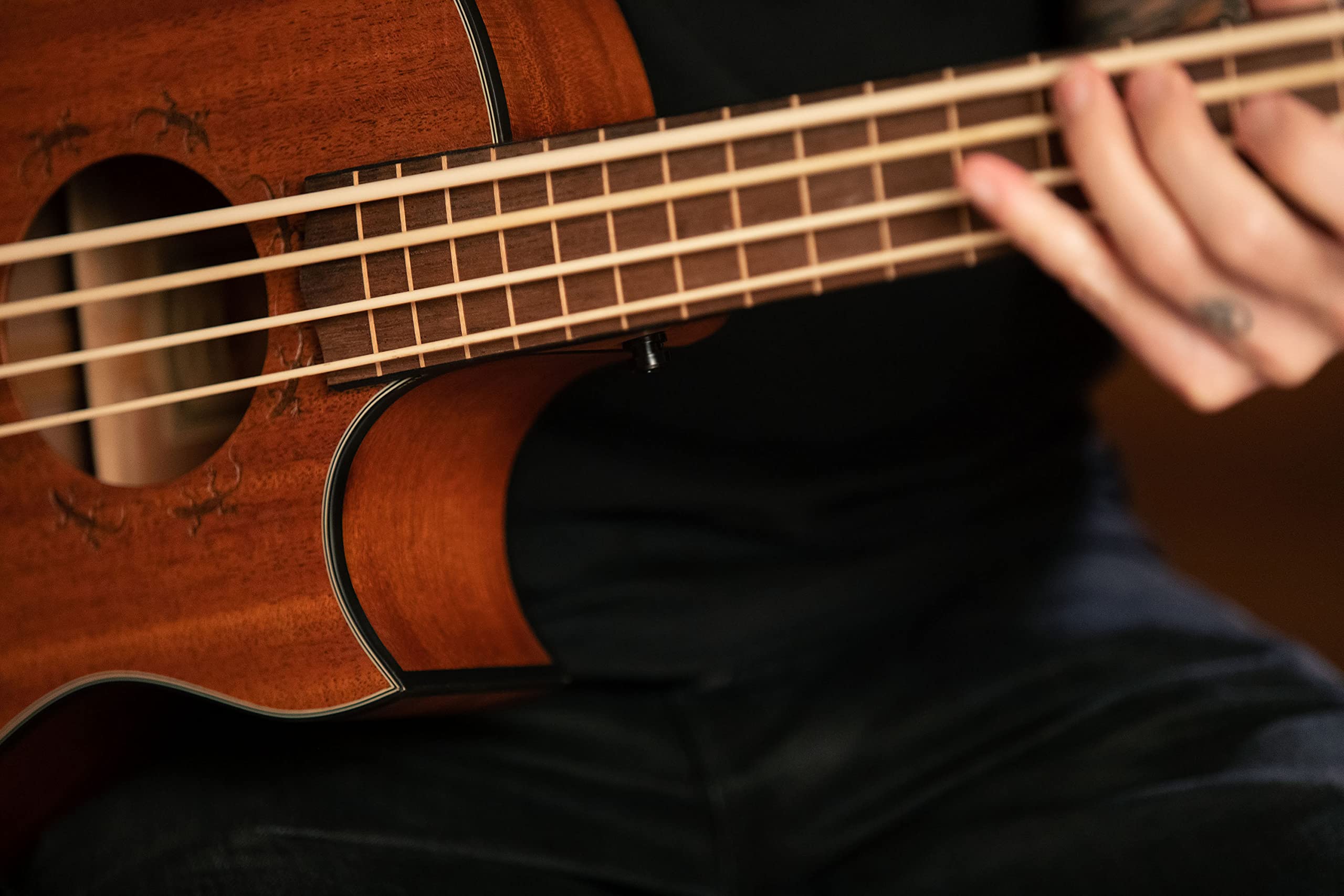 Ortega Guitars Bass Ukulele Elektro-Akustisch – Long Scale, ohne Bundstäbchen – Lizard Series – Inklusive Gig Bag – Massives Mahagoni, Natur (LIZZY-PRO)