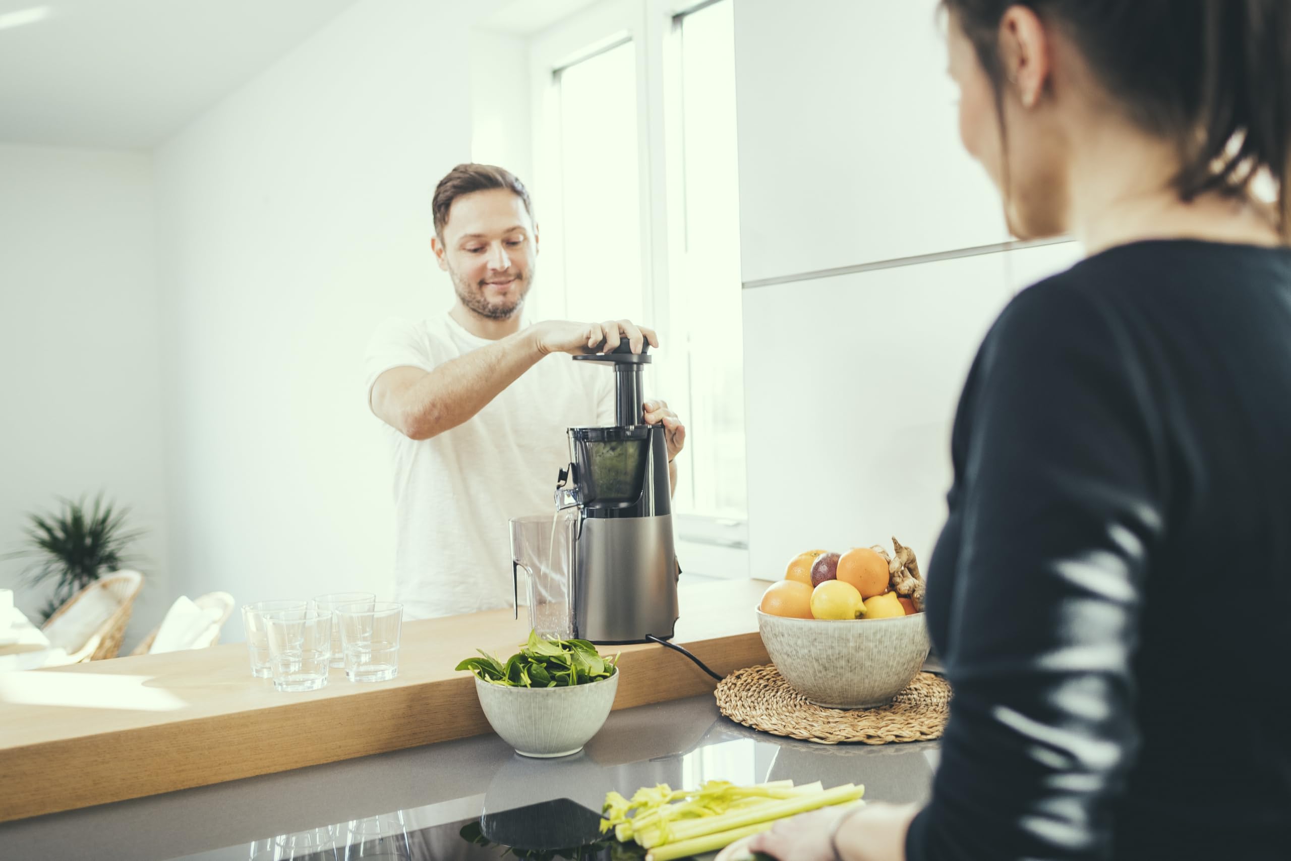 SEVERIN Slow Juicer - Centrifugeuse pour jus, sorbets, glaces, confitures et autres, presse-agrumes électrique en acier inoxydable, nettoyage facile, bac de récupération de 1L, 150 Watt, ES 3571