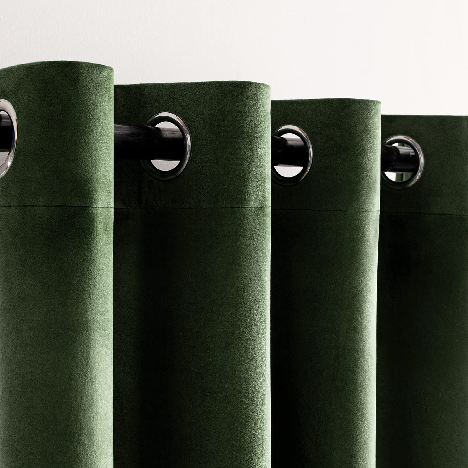 Woaboy Rideaux Occultant Thermique Salon Rideaux et Draperies Chambre Velours Panneaux de Rideau Intérieurs Isolant Anti Chaleur/Froid à Oeillets Extensible Lot de 2, 140x225cm Vert Olive