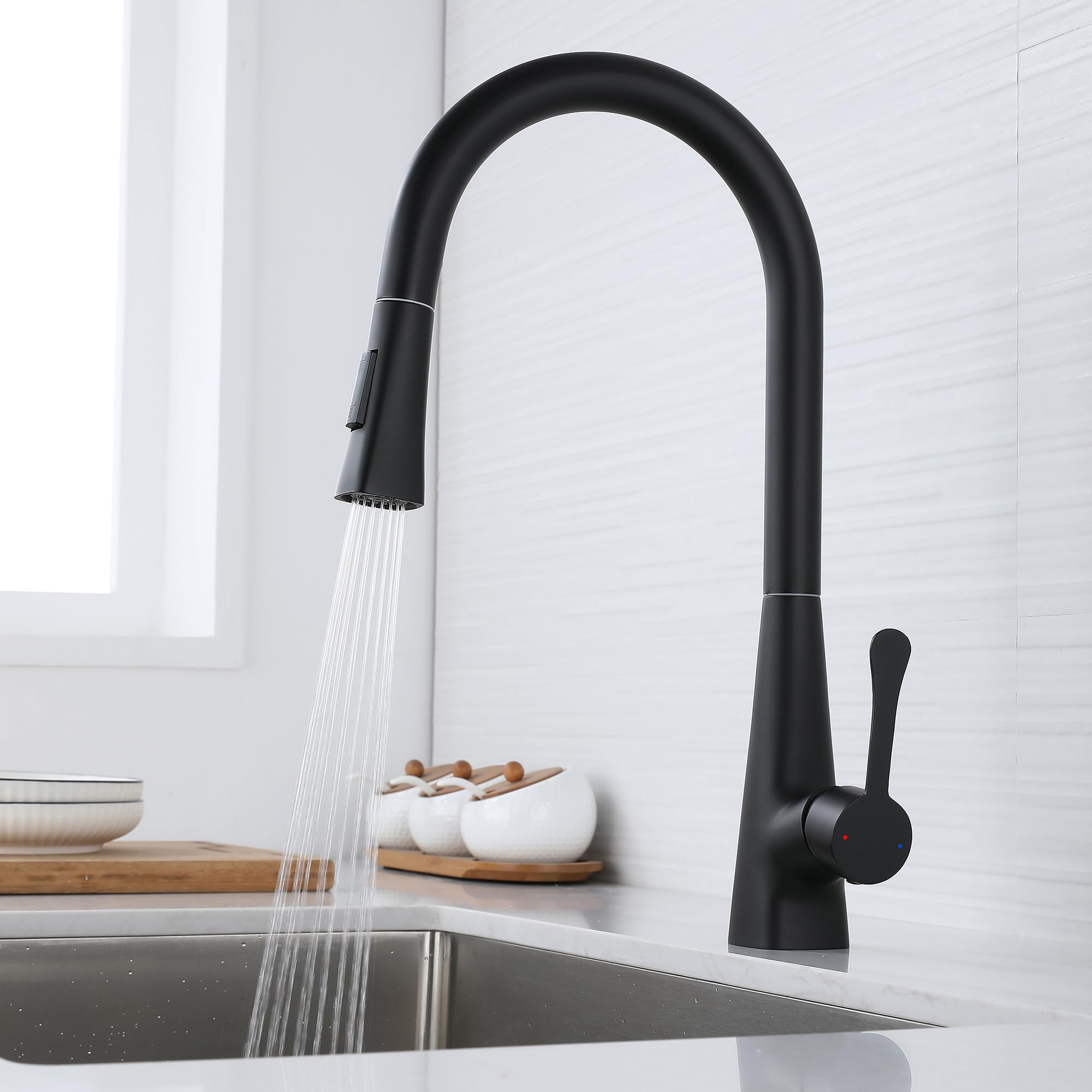 Robinet de cuisine noir mat en acier inoxydable pour évier moderne