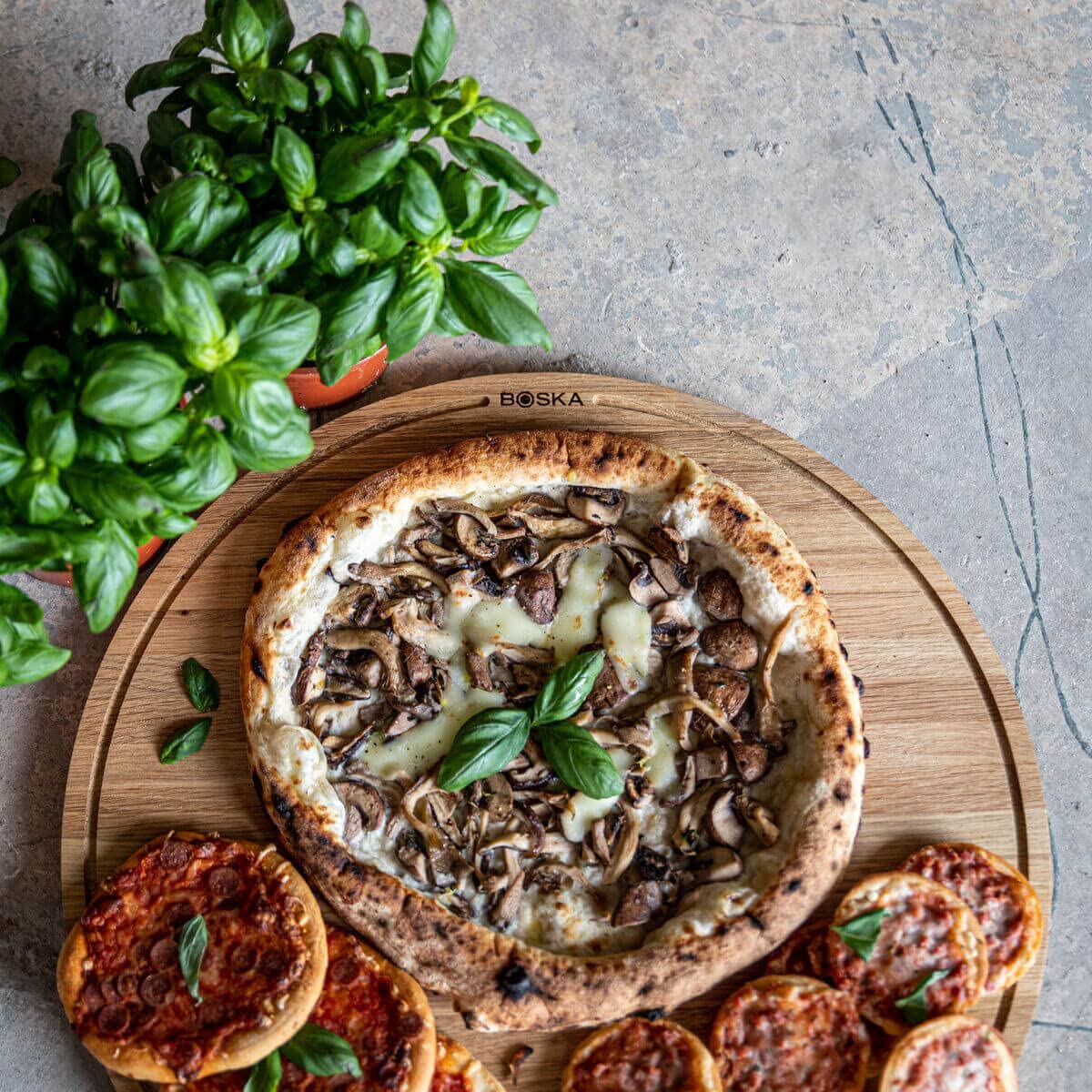 Amici XXL - Piatto per pizza in legno di quercia, diametro 47 cm, piatto rotondo per pizza con pratico vassoio di recupero, adatto anche per colazione, pranzo e