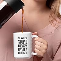 Vista 3 de Taza de café de cerámica con texto en inglés "We Can't Fix Stupid But We Can Give It A Court Date Lawyer, Regalos para leyes, estudiantes