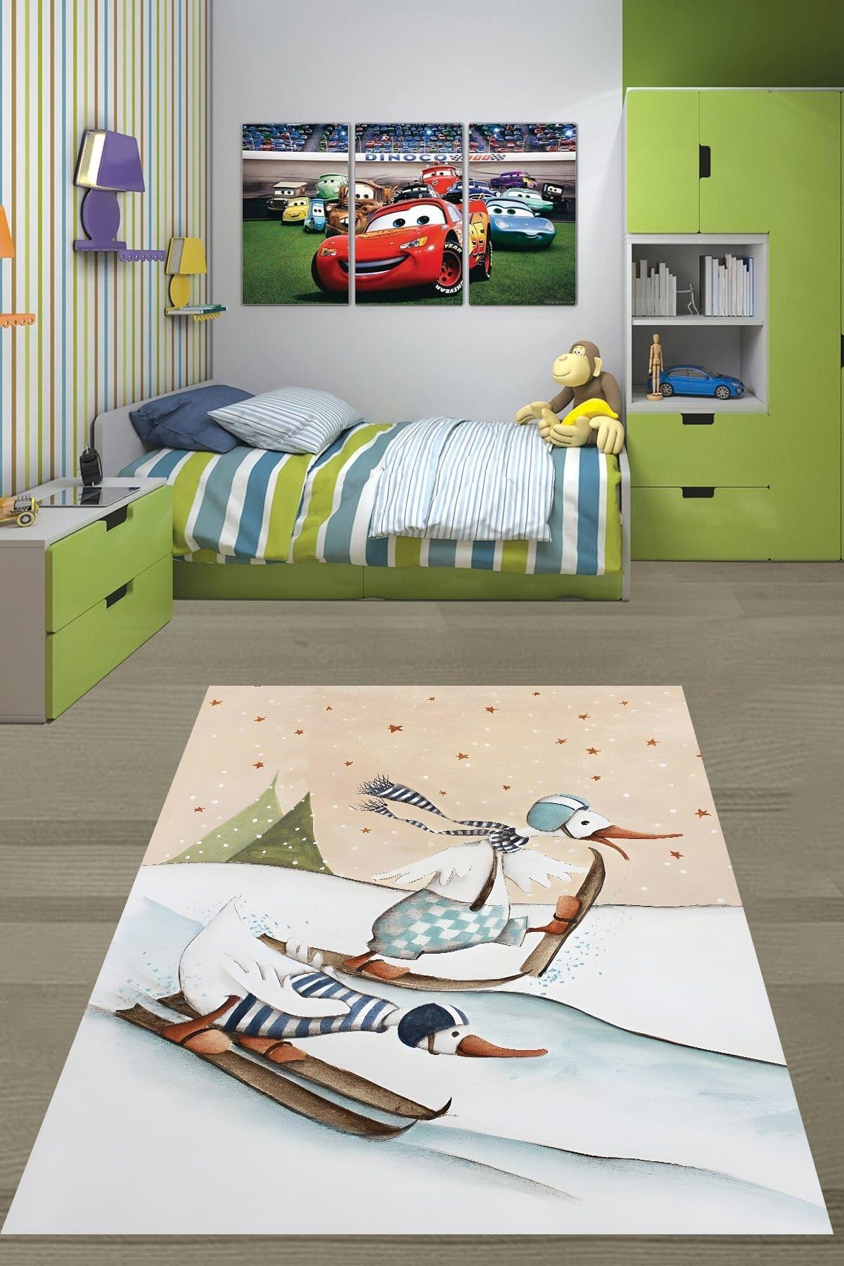 Pelangi Kayak Yapan Leylekler Kış Temalı Yıkanabilir Kaymaz Taban Leke Tutmaz Çocuk Odası Halısı, Mavi-Bej-Yeşil 130 x 180, 7642012813018005