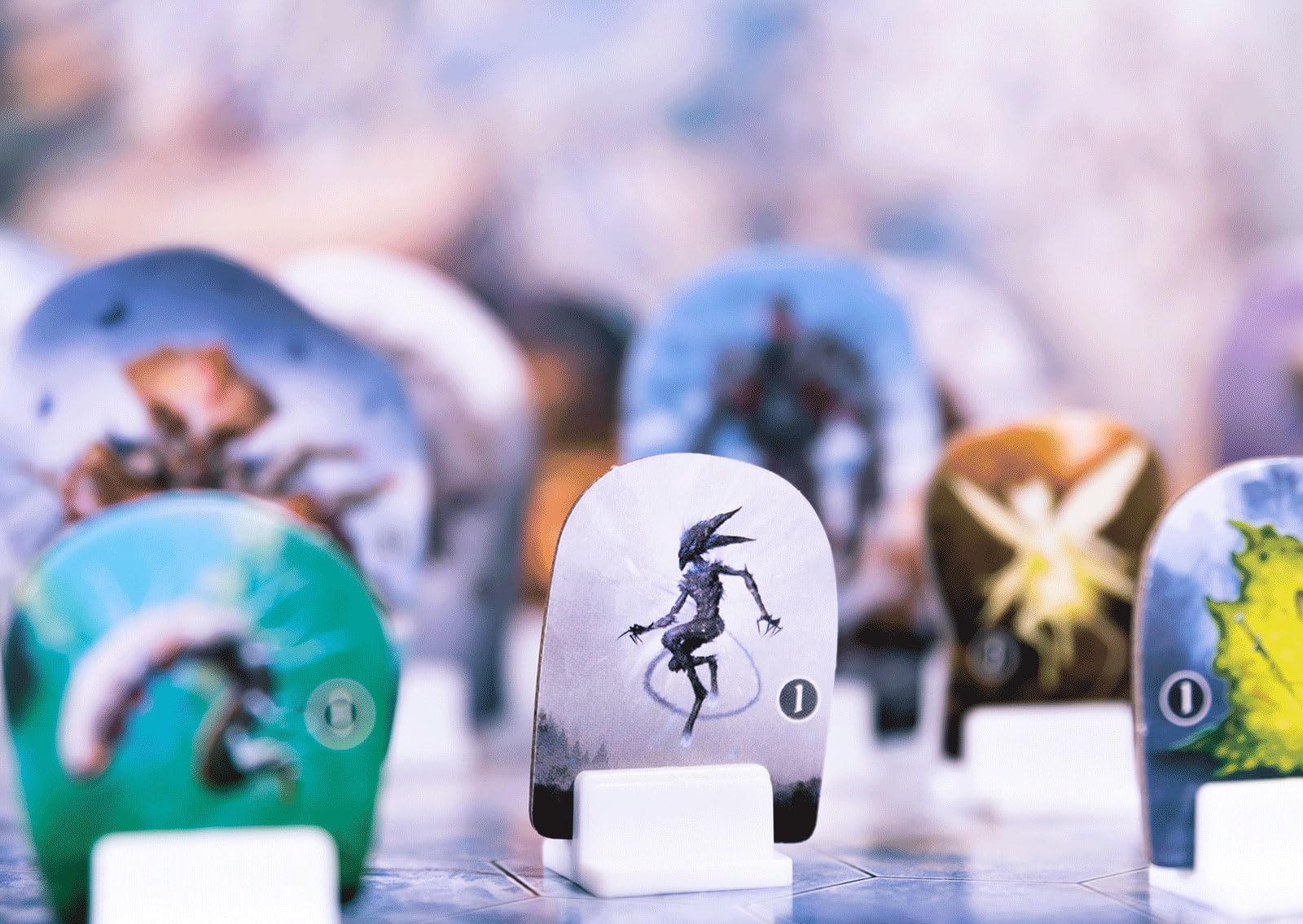 Asmodee – FROSTHAVEN – Proteggete l'Avamposto nelle Spietate Terre di Gloomhaven – Gioco da Tavolo Collaborativo – Anche Modalità Solitario – 1-4 Giocatori – 14+ Anni – 120-240 min. – Ed. in Italiano