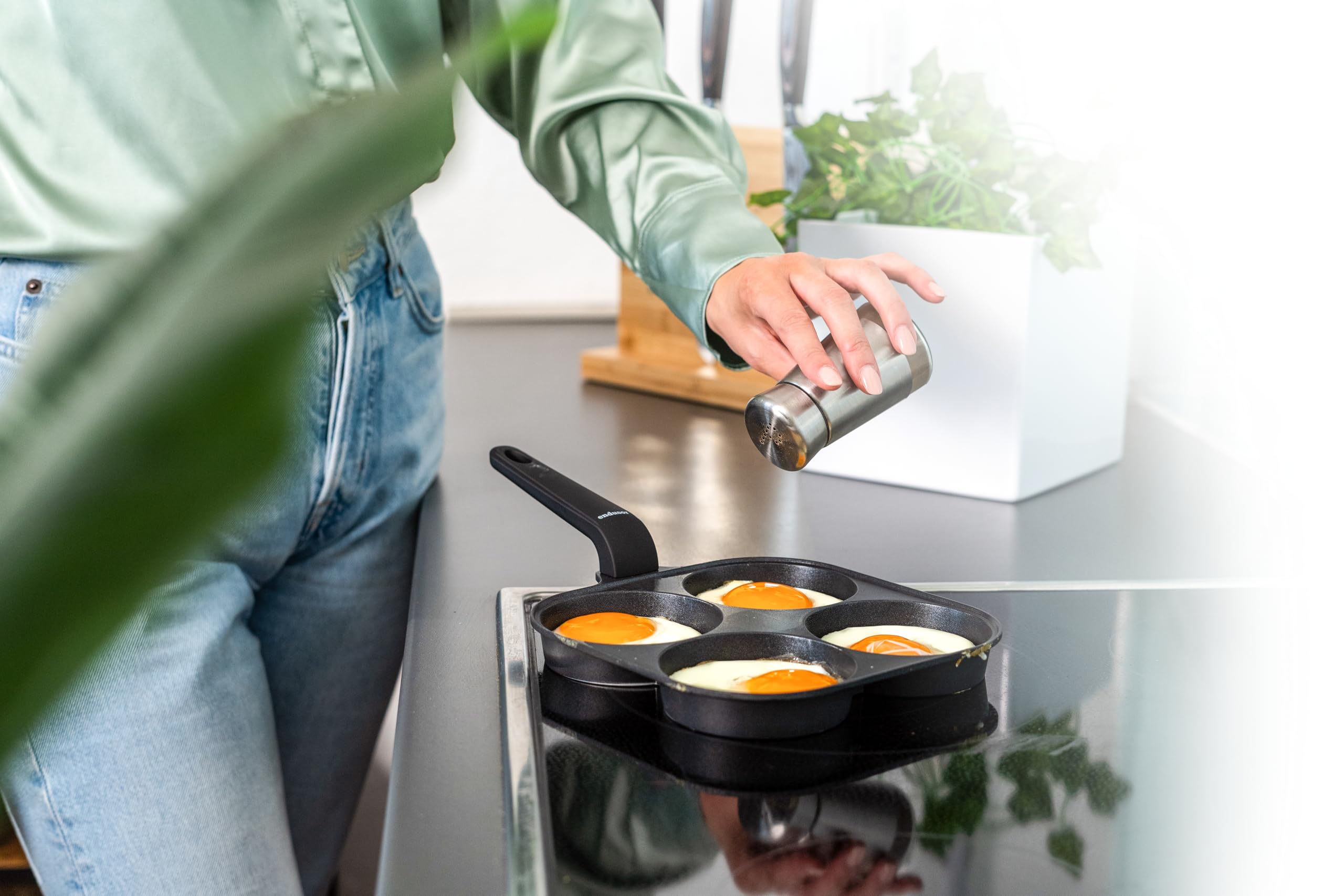 endusor Poele Pancakes et oeuf au plat - Poele de 21 cm adaptée à toute cuisinière + revêtement anti-adhésif & couvercle | Induction Gaz Céramique Électrique Halogène | 4 trous pour oeuf crêpe