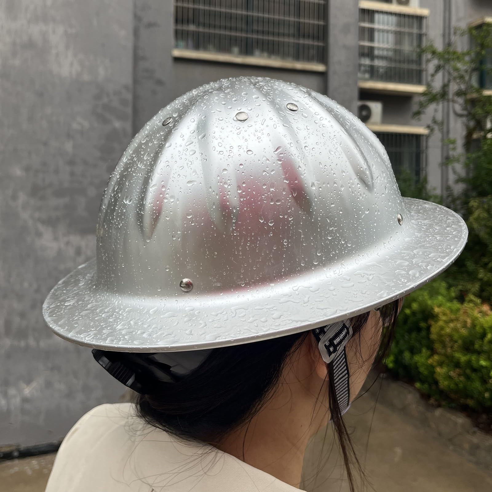 Casco da cantiere ad alta resistenza in lega di alluminio a tesa larga, cappello da lavoro all'aperto, casco in metallo, fodera per il sudore rimovibile regolabile e sottogola con fascia per cappello