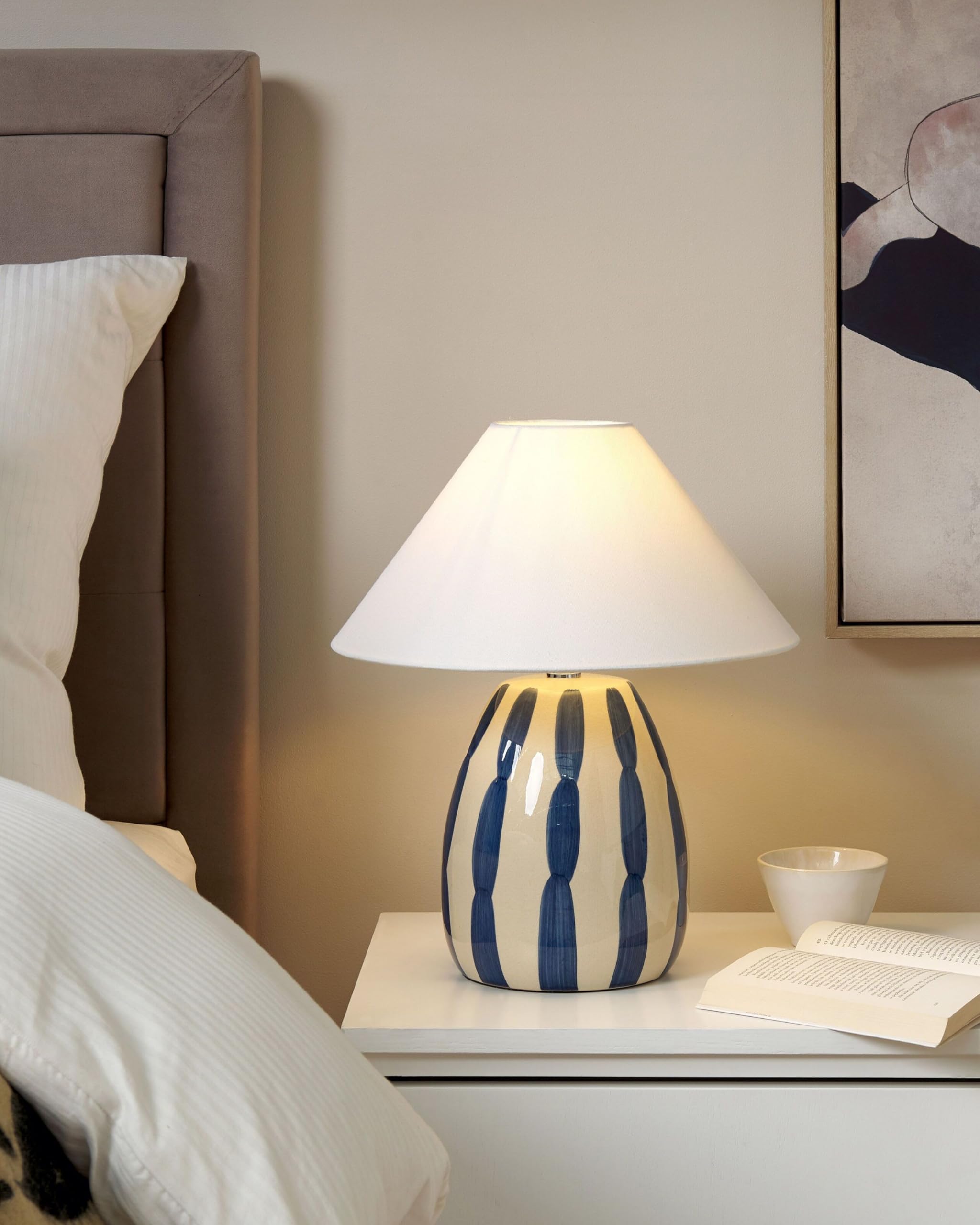 Beliani Nachttischlampe aus Keramik Weißer Schirm Handgefertigte Leuchte Beige und Blau Luchetti