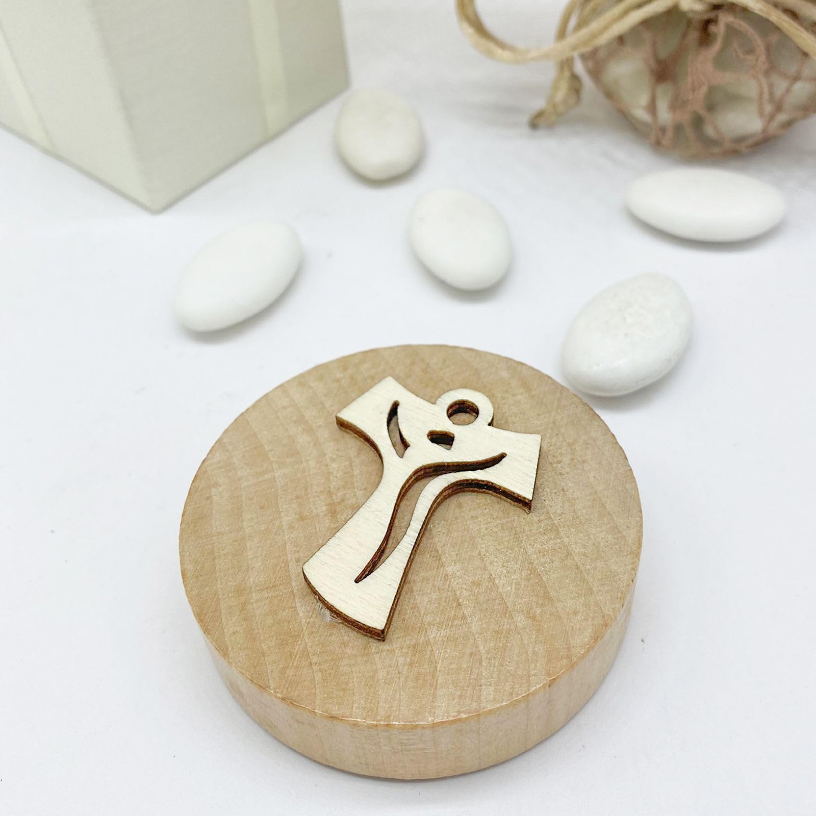 Doni Bomboniere 10 Apribottiglia Calamita in Bamboo Tondo di Colore Legno Naturale, con Applicazione TAO in Legno, Ideale per Occasioni Speciali Come Cresima e Comunione