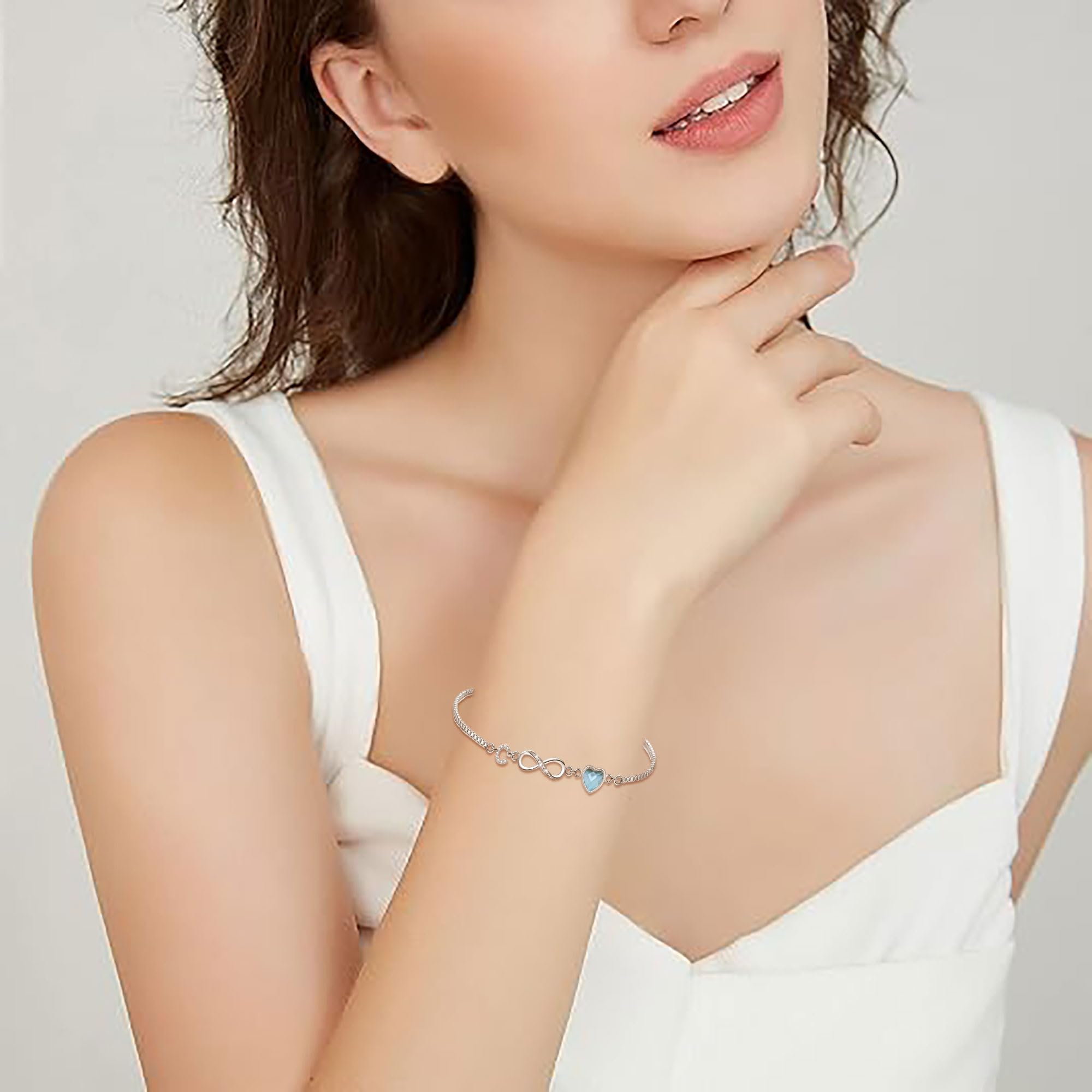 Kraven Bracciale Iniziali simbolo dell'infinito da Donne, Lettera A-Z Daino Pietra di Nascita Blu Ciondolo 26 Alfabeto Monogramma Braccialetto per Ragazze Adolescenti Figlia
