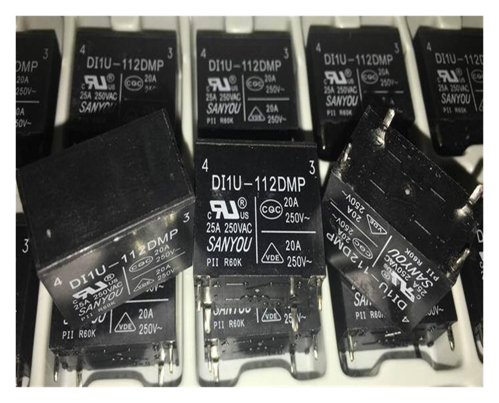 Relé de 4 pines automotriz e industrial 12V 25A modelo DI1U-112DMP 3