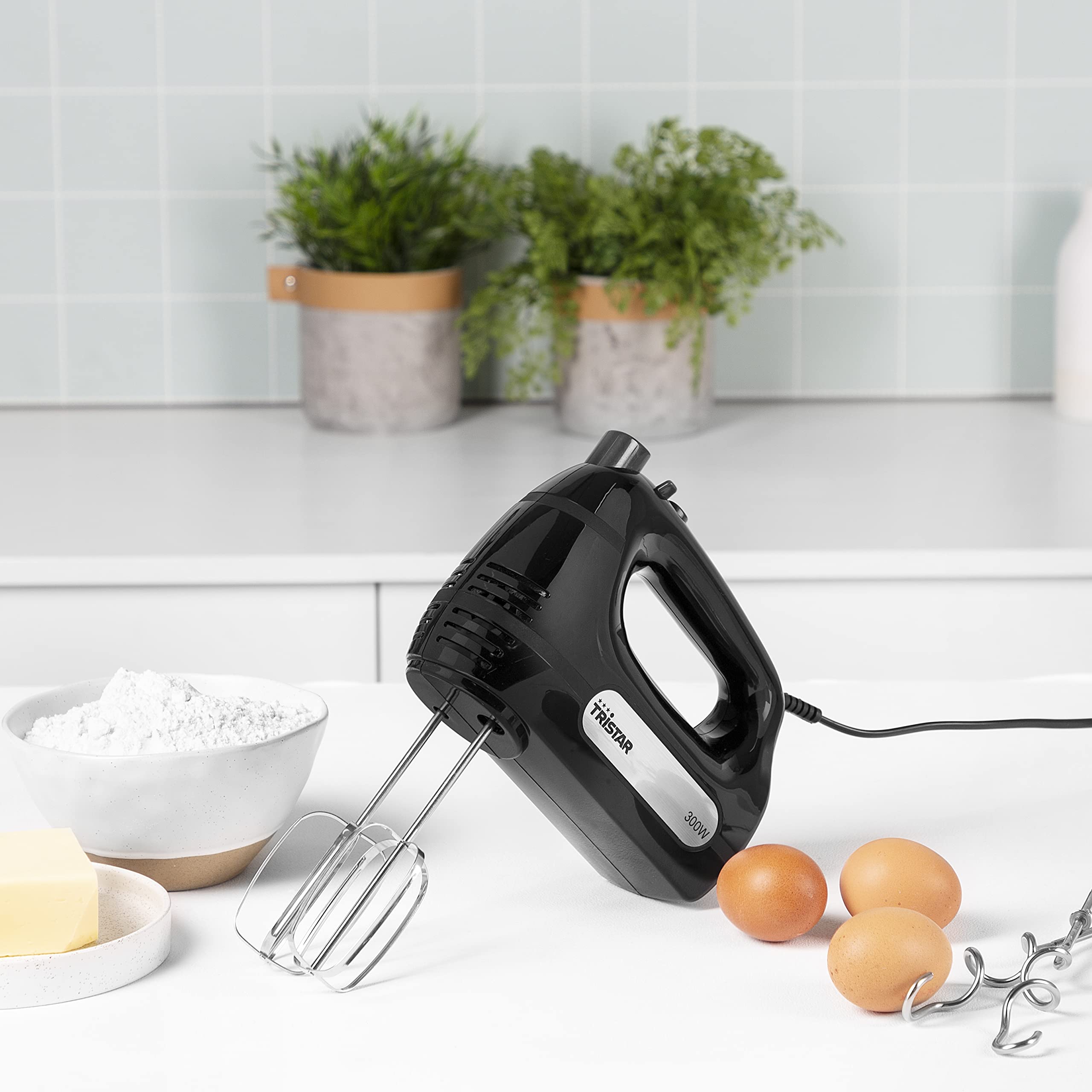 Tristar Sbattitore Impastore Elettrico (2 in 1) MX-4201, 300 watt, 6 velocità, Funzione turbo mixer, 2 fruste e 2 ganci in acciao inox, Multiuso per dolce e salato, Nero