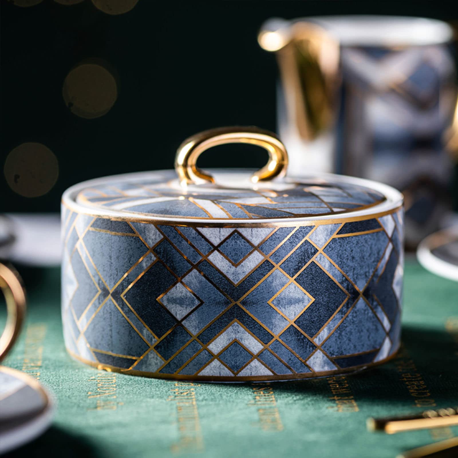 Ensemble de service comprenant un pot à lait, une saucière, un verre à eau, un pichet, un distributeur de crème et de café, un bol à sucre et à sauce en céramique avec couvercle, un pot à crème e