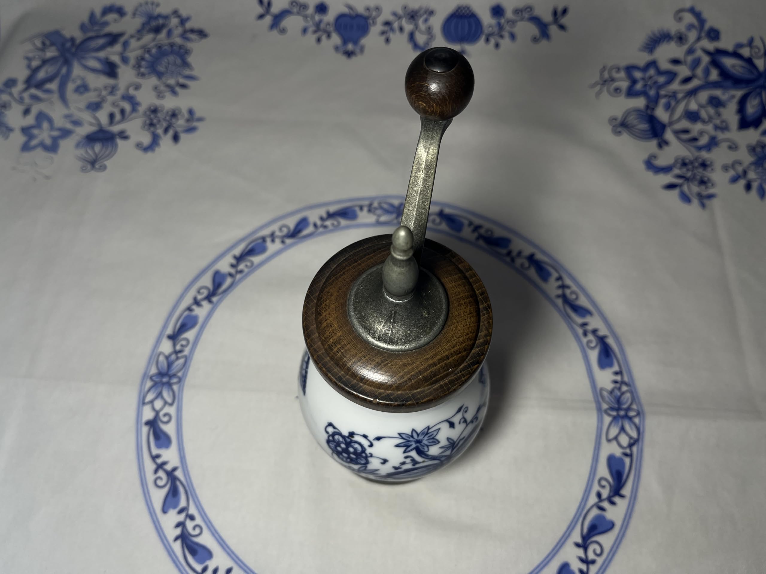 Vintage, Zwiebelmuster Porzellan Salzmühle, ist noch funktionsfähig.