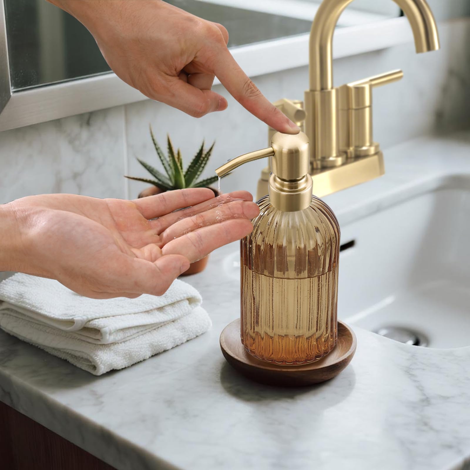 Dispenser di sapone in vetro ambrato, 473 ml, vetro marrone a righe ambrate, pompa oro spazzolato, confezione da 2, per bagno e cucina