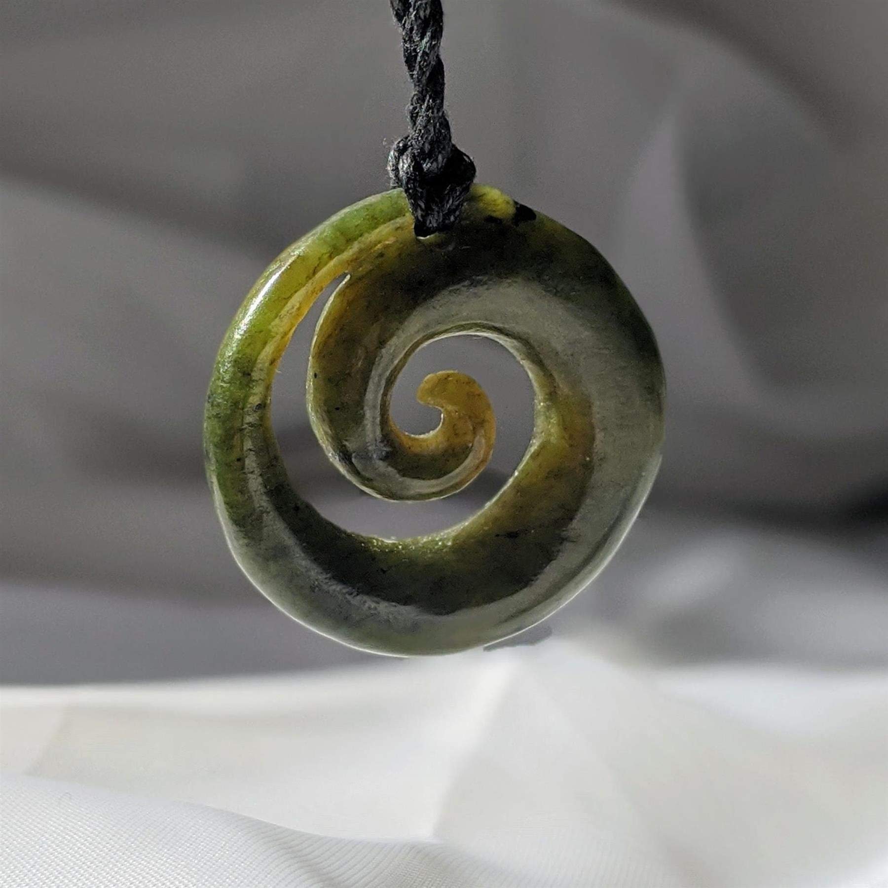 81stgeneration Nefryt jadeitowy koru spiralny naszyjnik z wisiorkiem w stylu maoryskim dla mężczyzn - damski amulet z naturalnego kamienia zielonego - plemienny ręcznie rzeźbiony design - biżuteria z