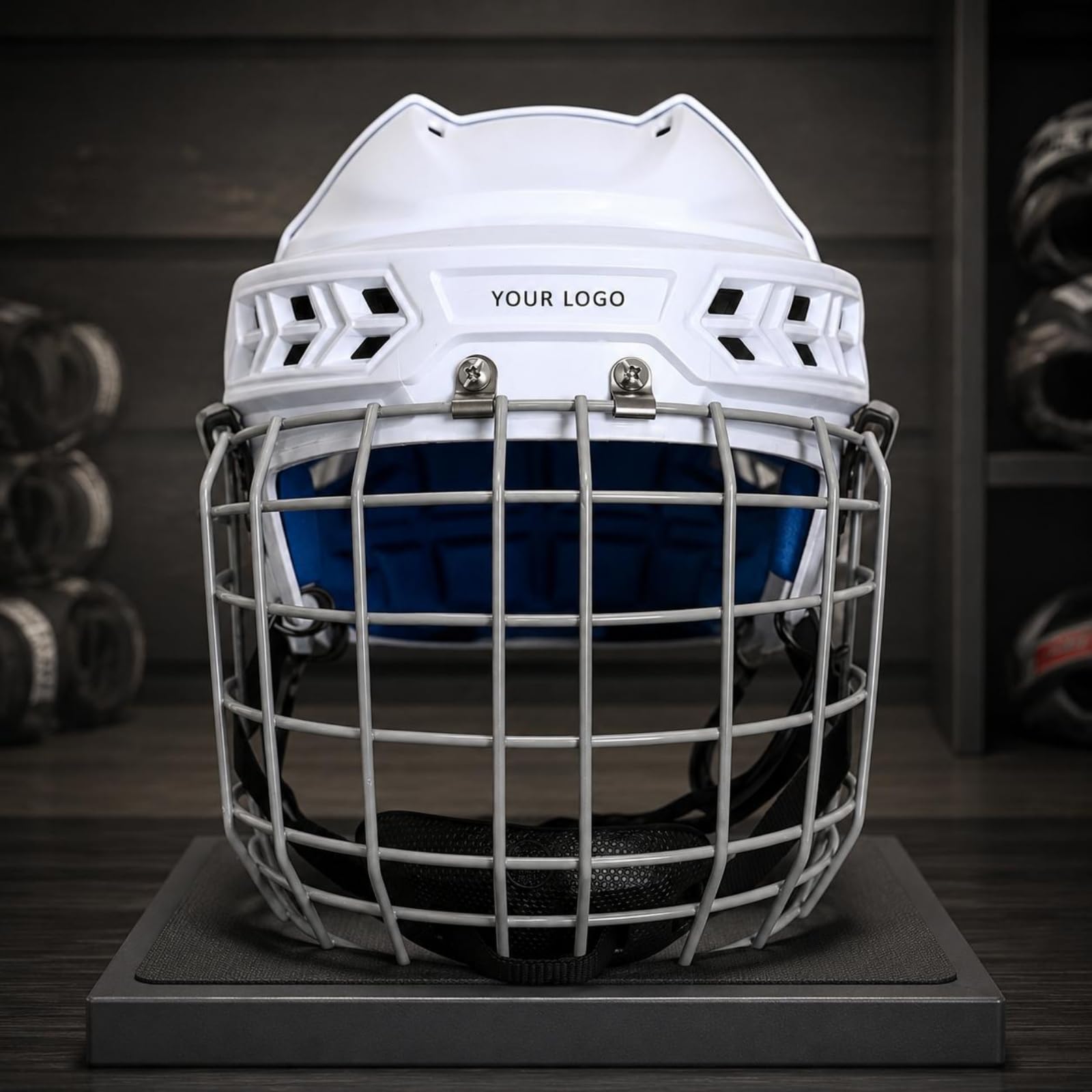 MERIGLARE Casque de Hockey avec Coque Rigide Blanche Cage pour Le Visage Système d'Aération et Rembourrage Confort Adapté à la Sécurité Lors de de Glace d'Entraînement et Usage Courant, S 53.5 57cm