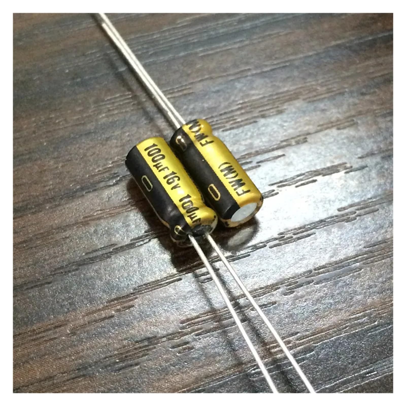 Condensateur 16V 100uF radial en aluminium stabilisateur de tension miniature
