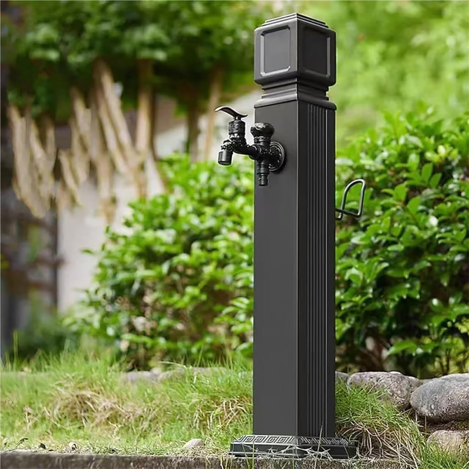 Columna de agua independiente para exteriores con grifo y pistola de pulverización para un fácil riego y cuidado del jardín