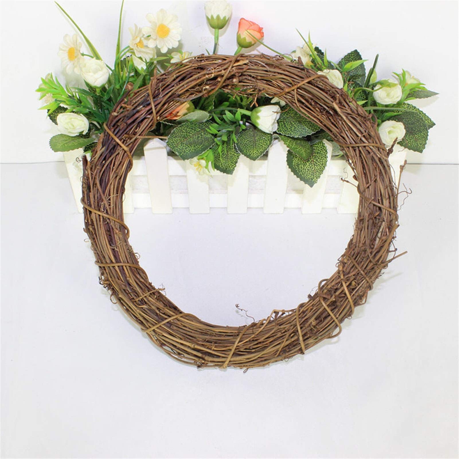 Couronne de rotin pour créer une décoration de Noël sur mesure