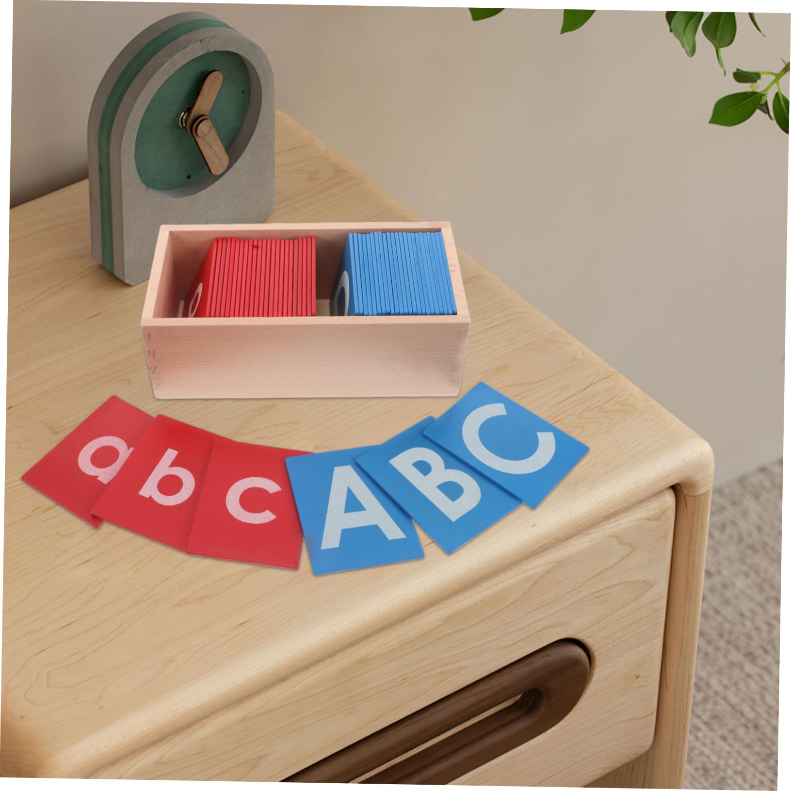 ERINGOGO Set Montessori di Lettere in Sabbia Colorata Rosso e Blu su Tavola di Legno per Ragazzo Ragazza, Materiale Educativo per Sviluppo Linguistico e Apprendimento a Casa o Asilo
