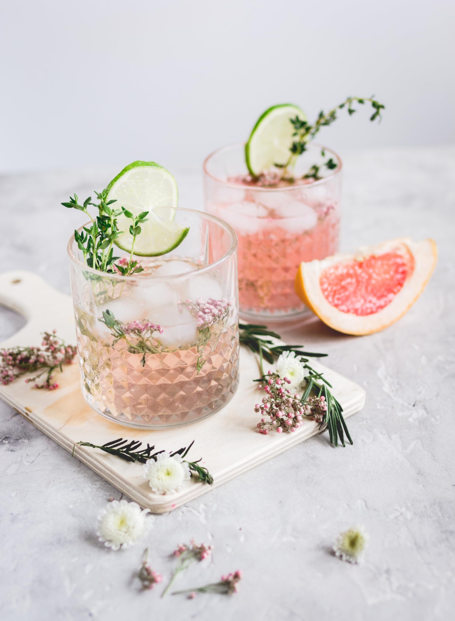 MONIN - Coffret MONIN Pour Cocktails Saveurs Coco/Fleur de Sureau/Mojito/Pamplemousse Rose/Passion - Pour Cocktail Avec ou Sans Alcool - Arômes Naturels - Bouteille en Verre - 5 x 5 cl