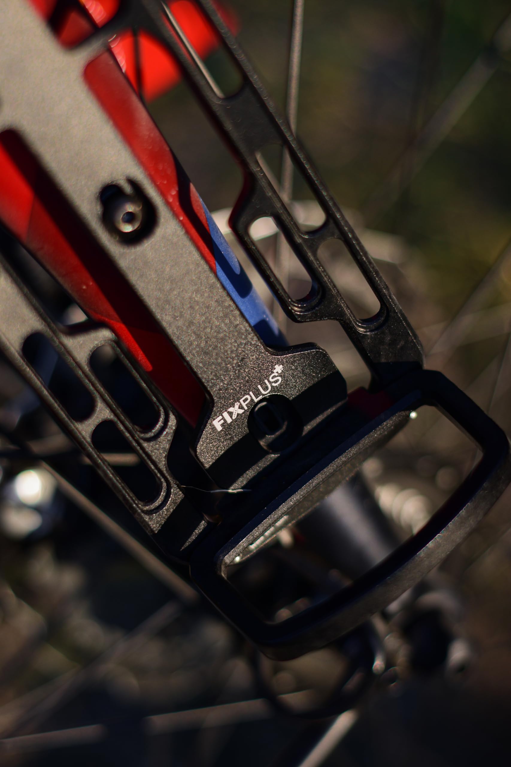 FIXPLUS+ bikepacking Cargo Cage S para acoplarse a ojales para el portabotellas o ojales en el horquilla – el “Porsche” entre los Cargo Cages