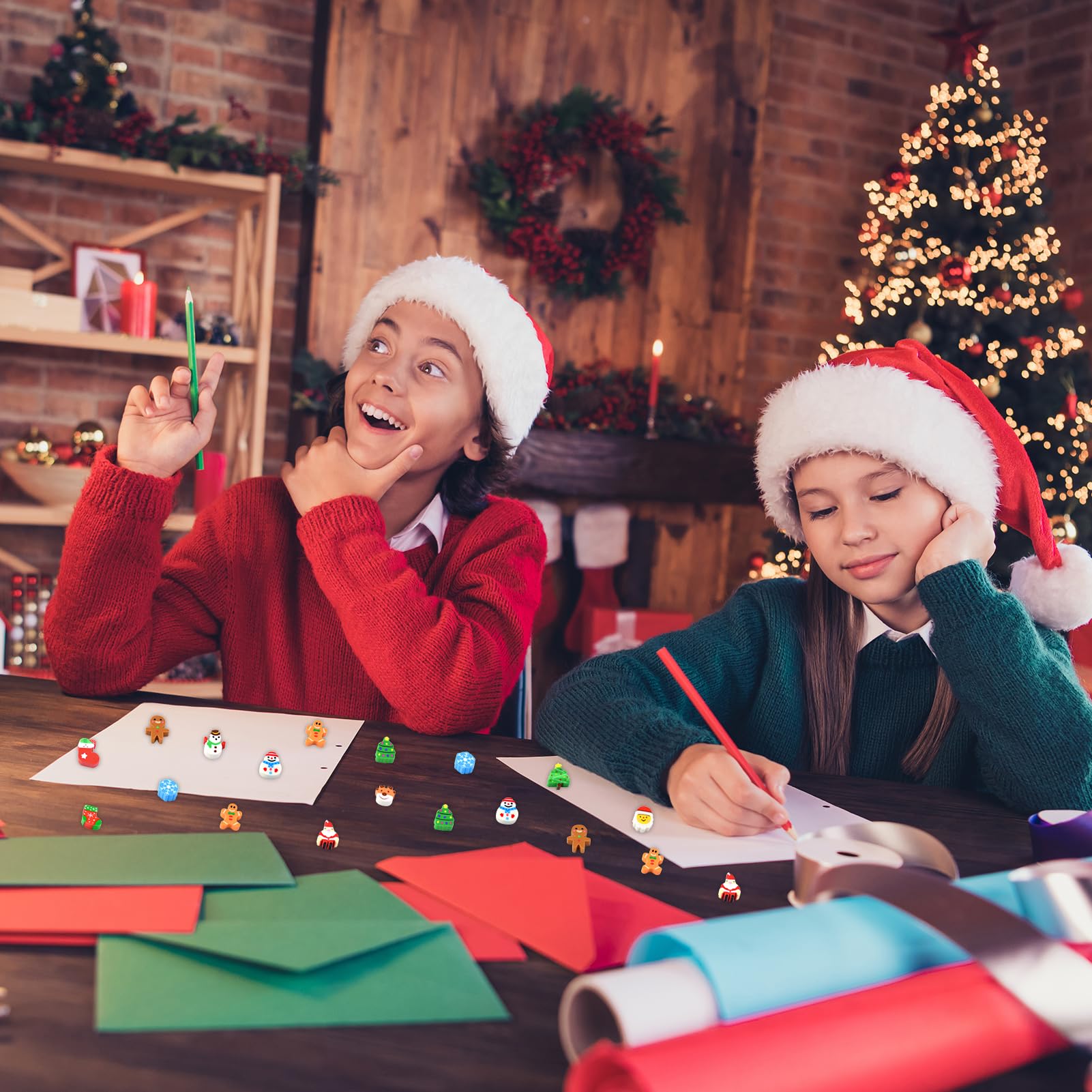 DERAYEE 120 mini gomme da cancellare di Natale, Babbo Natale, alce, pupazzo di neve, omino di pan di zenzero per feste per bambini e premi in classe
