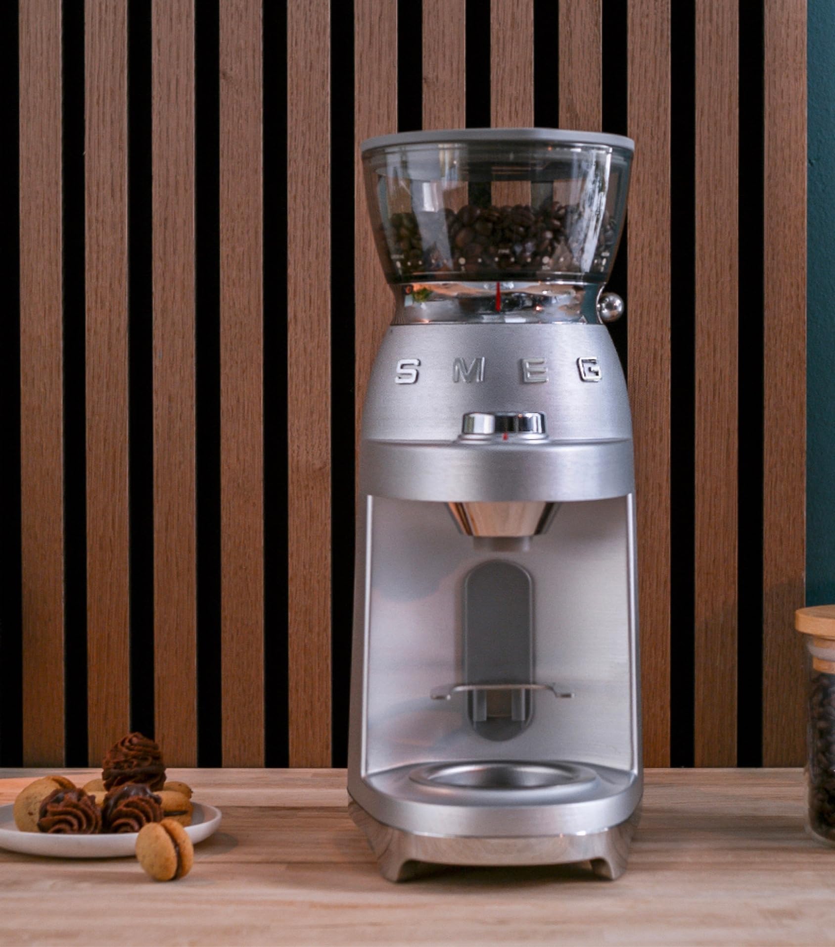 Smeg, Kaffeemühle CGF02SSEU, konisches Edelstahlmahlwerk, 50 Mahlgrad Einstellungen, 240 g Kaffeebohnenbehälter, Einzel- und Doppelkaffeefunktion, Antistatiksystem, 150W, Aluminium