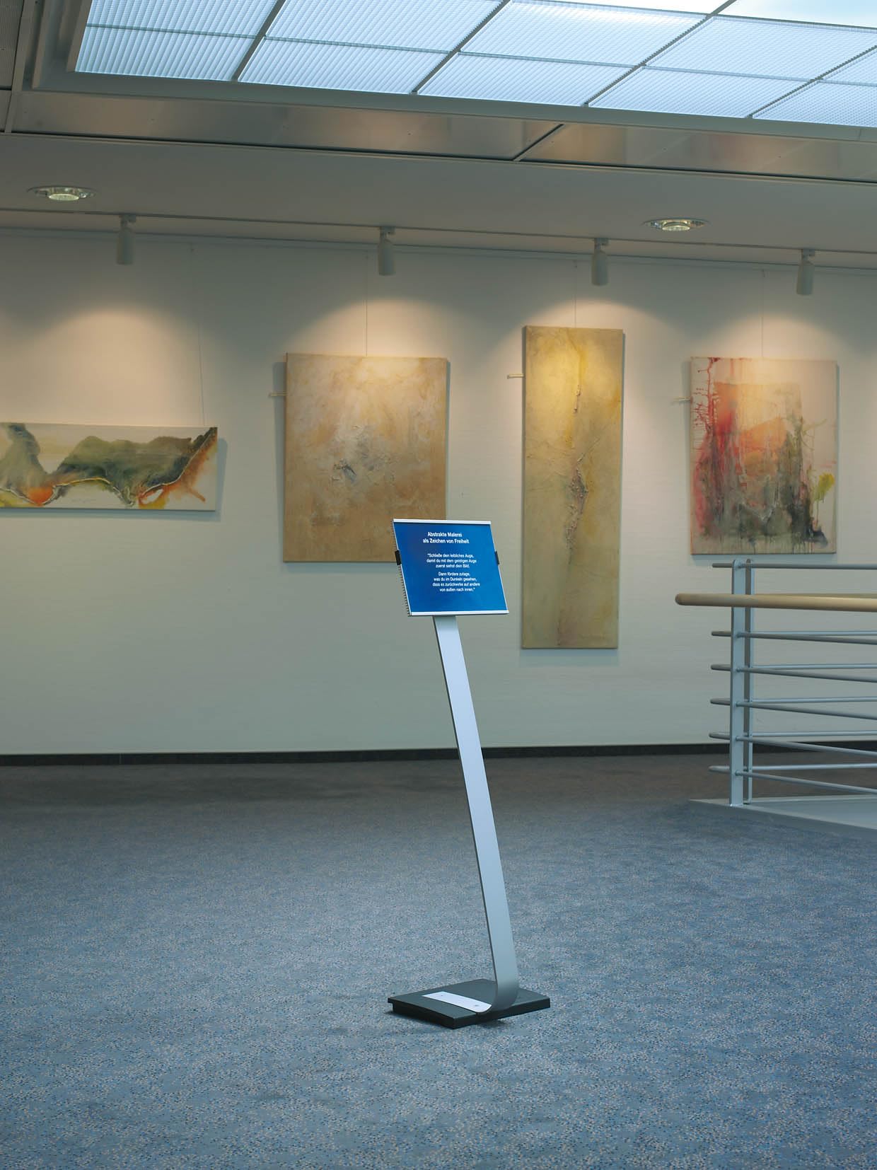 Durable Präsentationsständer Info Sign Stand A4, für Hoch- und Querformat, 481223