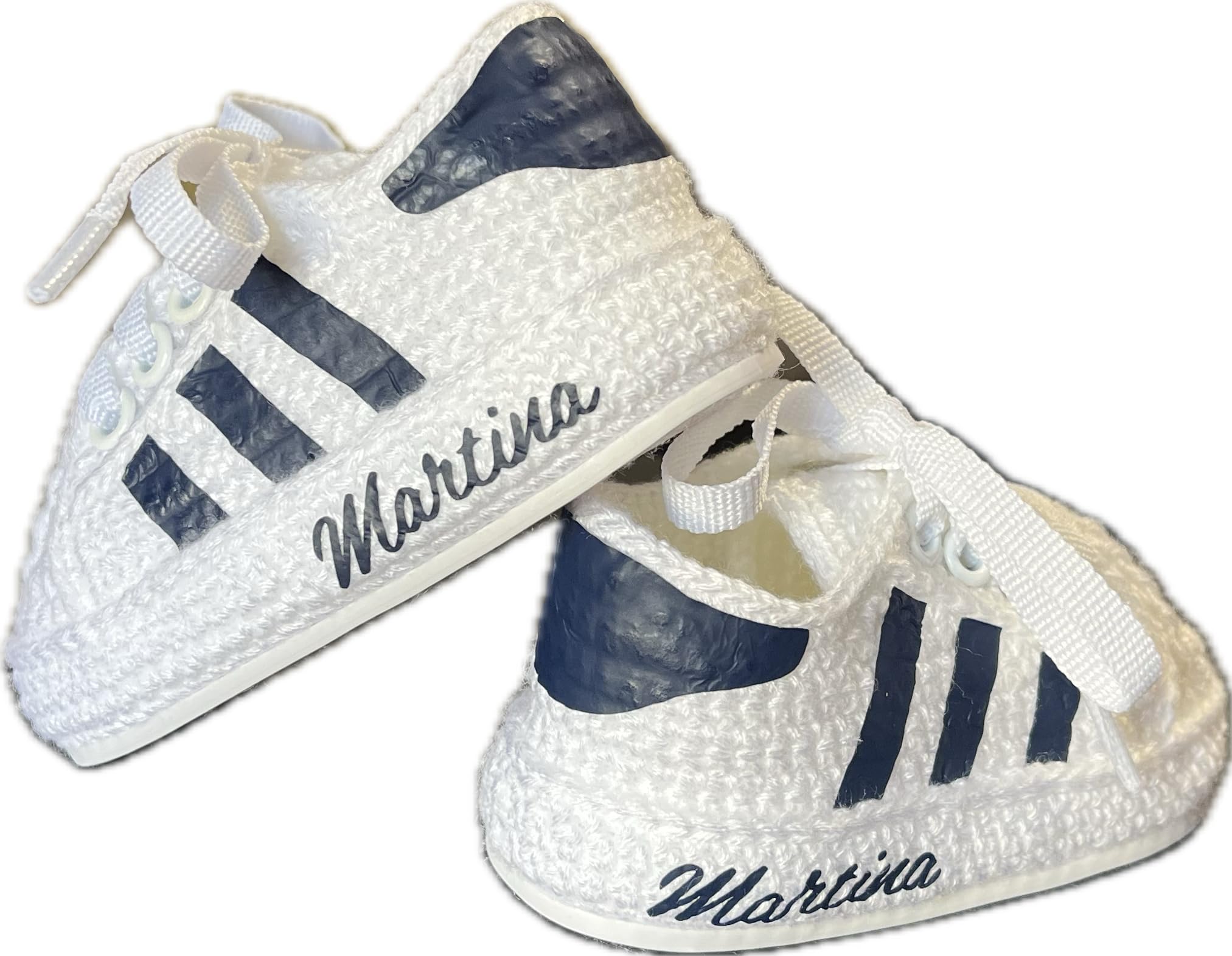 Gehäkelte Babyschuhe mit Namen und schlichten Details, personalisiert und handgefertigt, niedrige Schuhe mit Seitenstreifen, erhältlich in allen Babygrößen von 0 bis 12 Monaten.