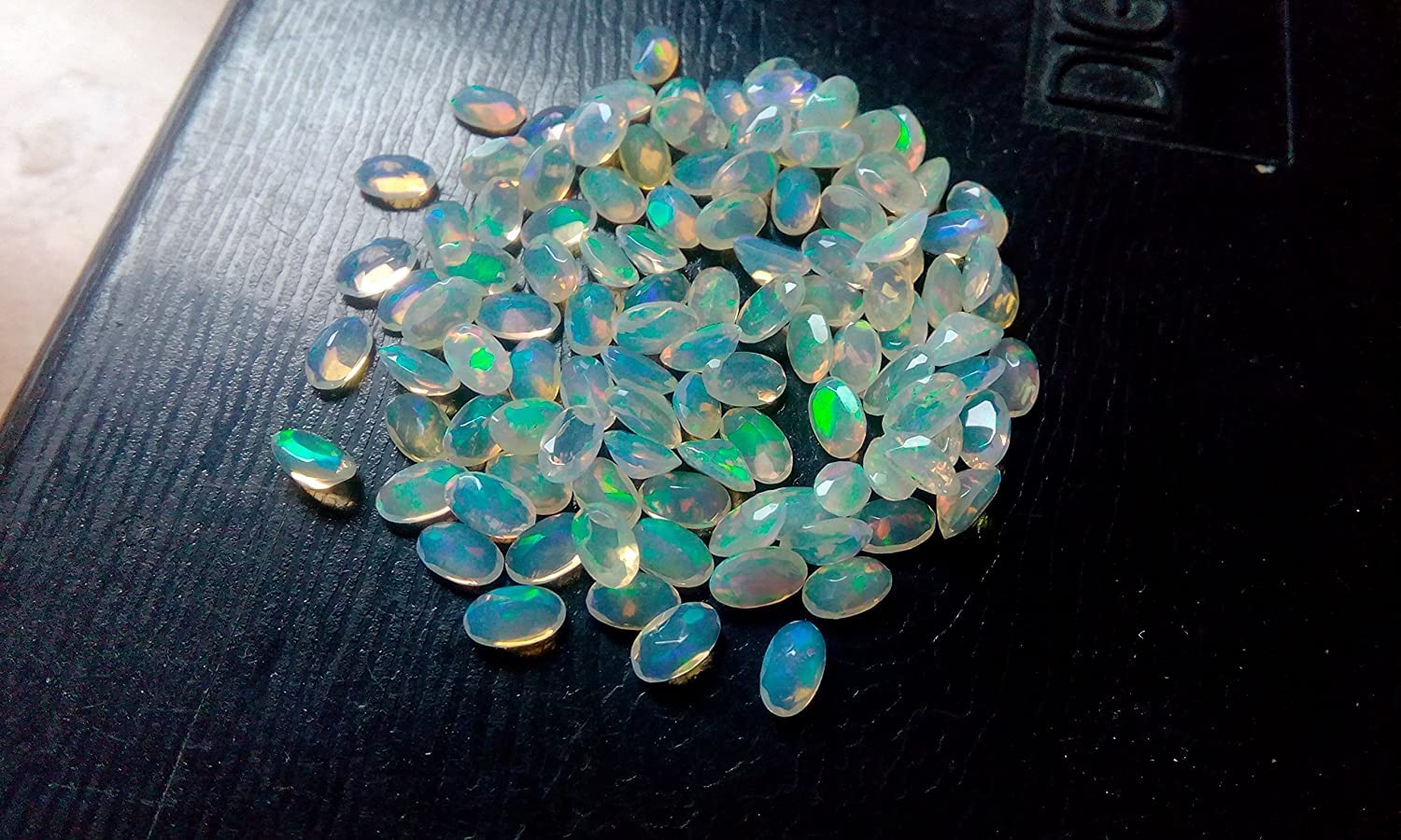 Opale d'Éthiopie naturelle LKBEADS 4x6mm pierre précieuse ovale facettée multi fire lot de 2